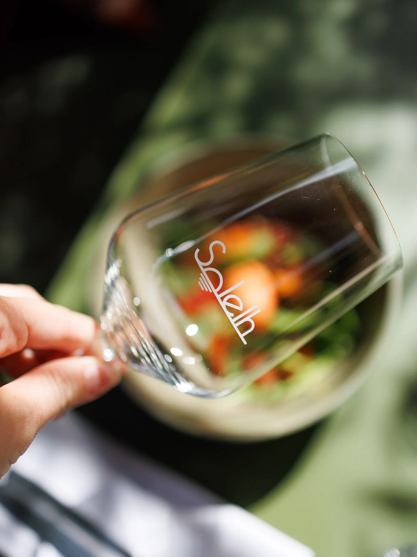 ☀️ Dans le verre, un &eacute;clat de soleil.
Dans l&rsquo;assiette, une dose de folie.

Ici, on trinque &agrave; la vie, au go&ucirc;t, aux copains.
&Agrave; ces midis qui s&rsquo;&eacute;tirent et &agrave; ces soirs qui rallument les app&eacute;tits