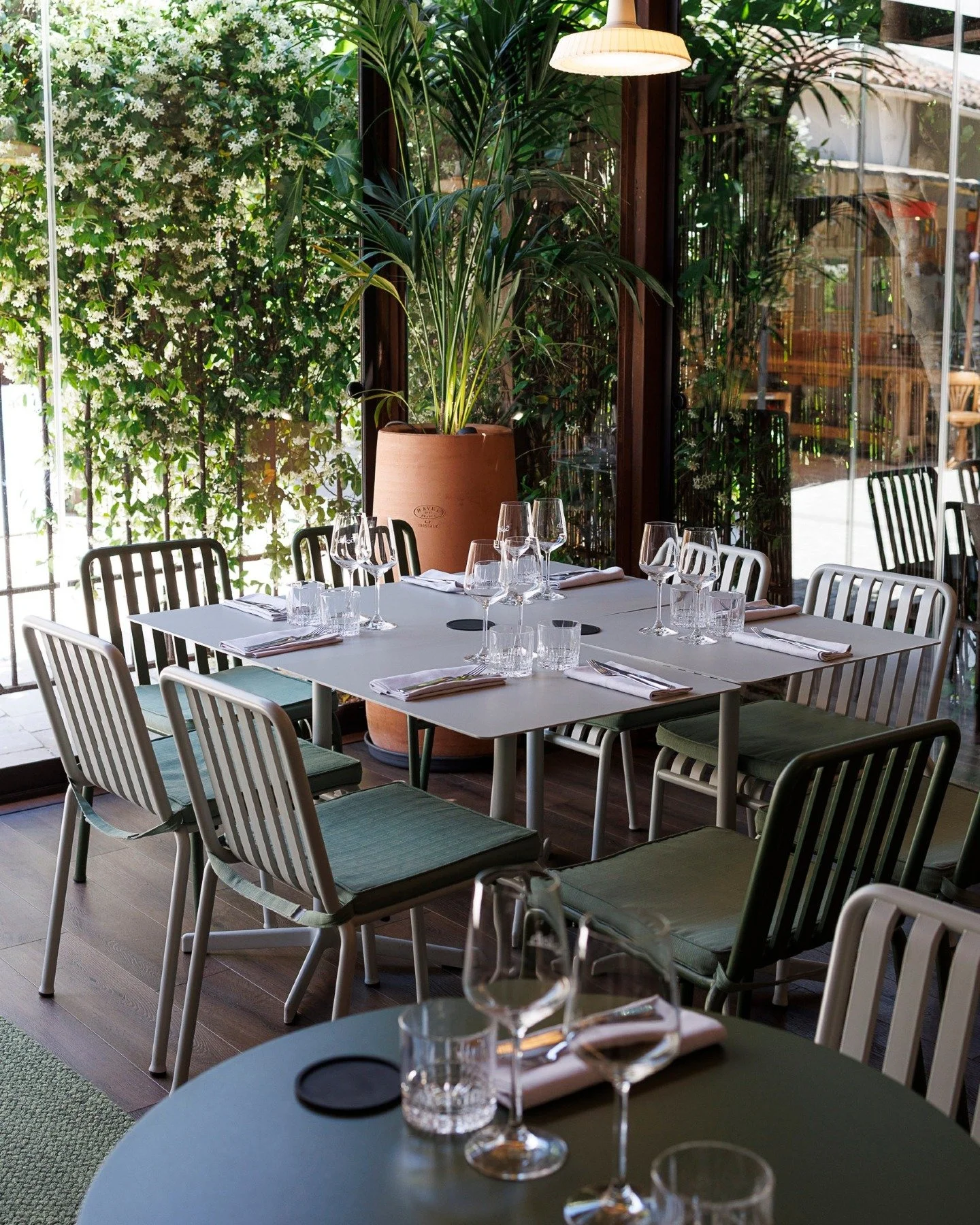 Le PATIO, rien que pour VOUS 😉 
Entre rires, verres qui tintent et parfums qui s'&eacute;chappent de la cuisine, Solelh ouvre* son patio aux GROUPES 🌞.

➡️ D&eacute;jeuners d&rsquo;&eacute;quipe, repas d&rsquo;anniversaire, repas de famille&hellip;