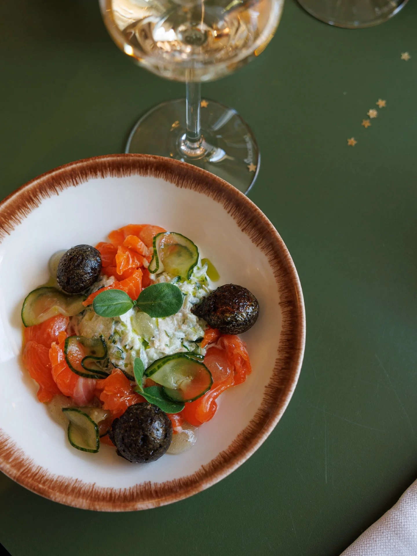 &Ccedil;a sent les F&ecirc;tes 👀🎄
Entre fra&icirc;cheur iod&eacute;e &amp; r&eacute;confort canaille, nos entr&eacute;es du moment posent le ton.
👉 Truite Meyer gravlax, lait ribot &amp; algue
👉 &OElig;uf 64&deg;, oignon, c&eacute;leri, comt&eacu