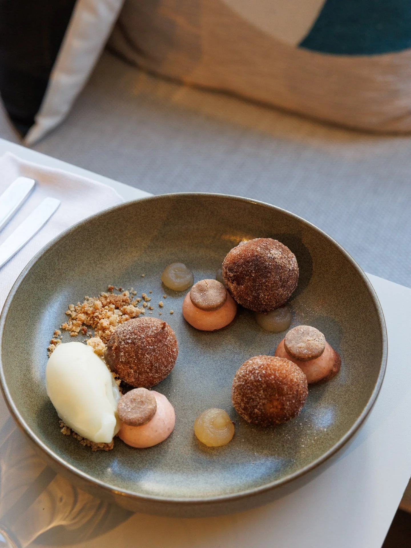 Comme un c&acirc;lin qui fond en bouche 🤎
Beignet / Pomme 🍎 / Cannelle / Coing / Gingembre

➤ Le genre de douceur qui lance la saison des plaisirs d&eacute;raisonnables 🤭

Solelh | Restaurant Bistronomique &agrave; l'Isle-sur-la-Sorgue
📍30 Av. de