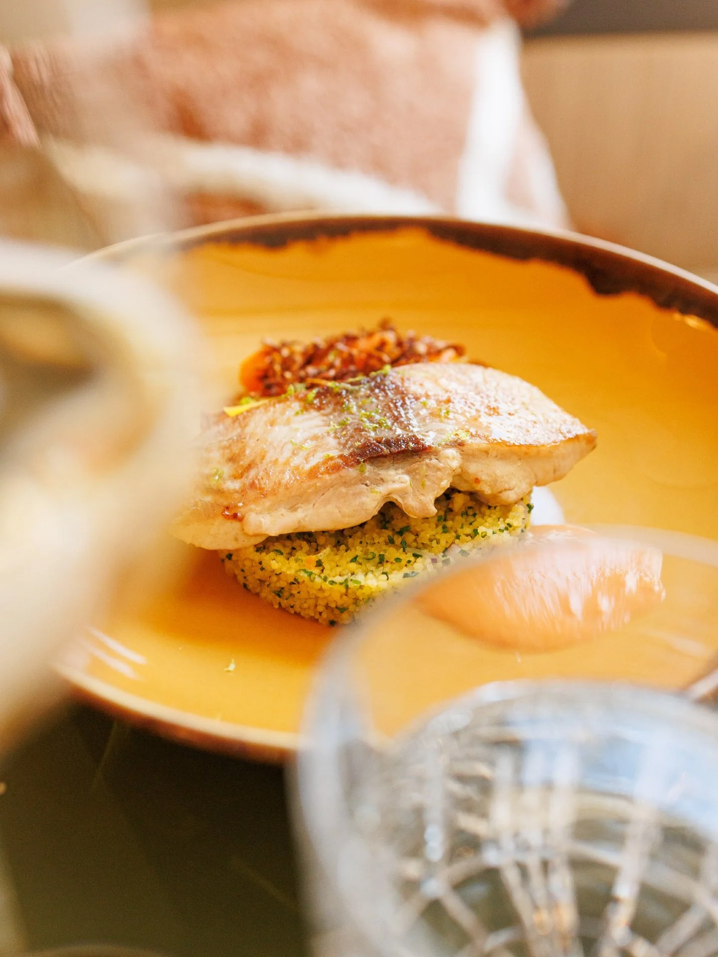 &Agrave; Solelh, on envoie des assiettes canailles, bien senties, pens&eacute;es par le Chef @valentinfeche, qui pioche ses id&eacute;es ici, ailleurs&hellip; et surtout l&agrave; o&ugrave; &ccedil;a go&ucirc;te juste 🌞.

Nous sommes actuellement fe