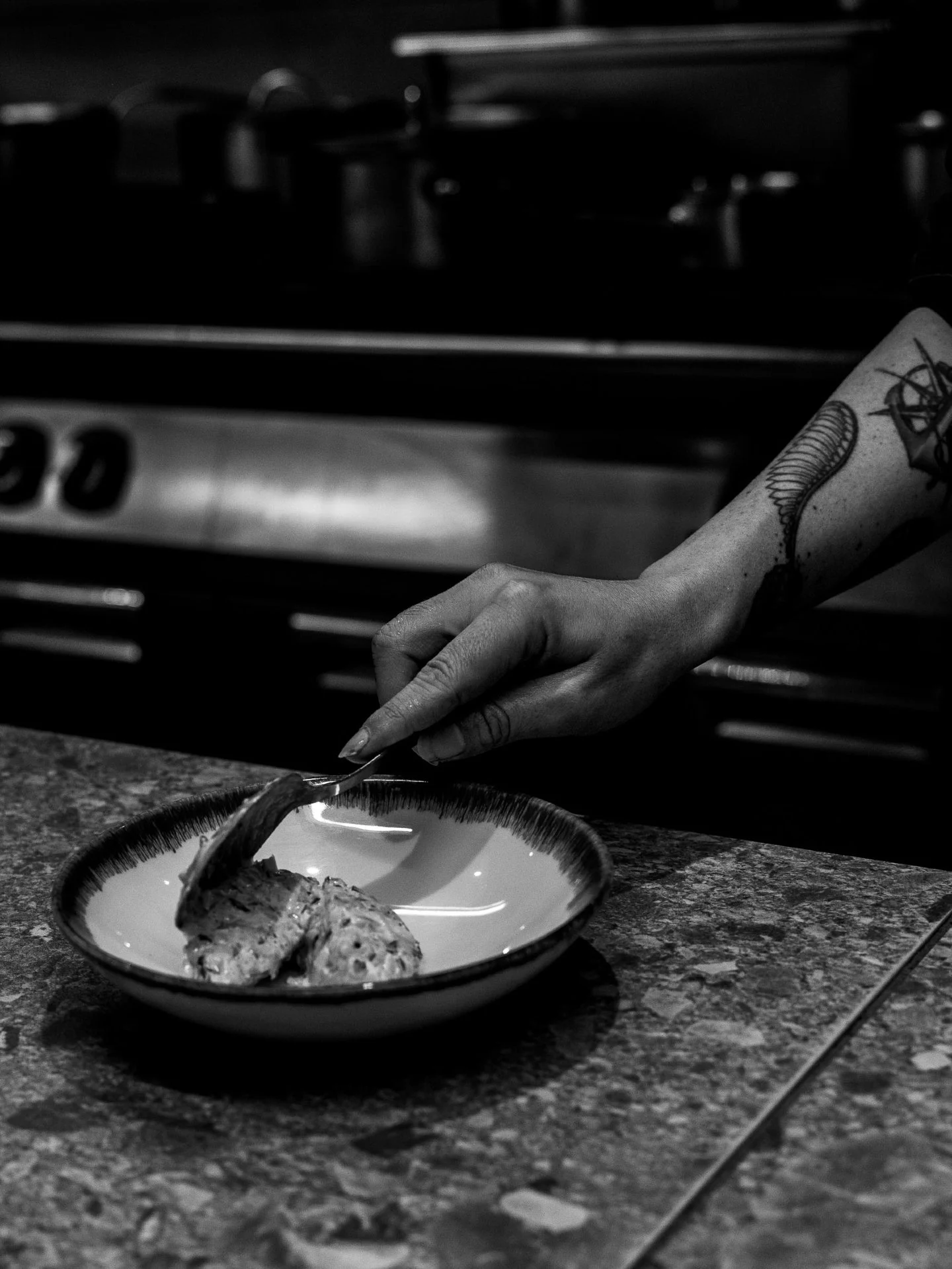 La main dans l&rsquo;assiette, le d&eacute;tail dans la t&ecirc;te 🖤
En cuisine, les id&eacute;es ne prennent jamais vraiment de pause 😏. &Ccedil;a teste, &ccedil;a dresse et &ccedil;a imagine sans cesse la prochaine ✨ p&eacute;pite ✨ mise &agrave;