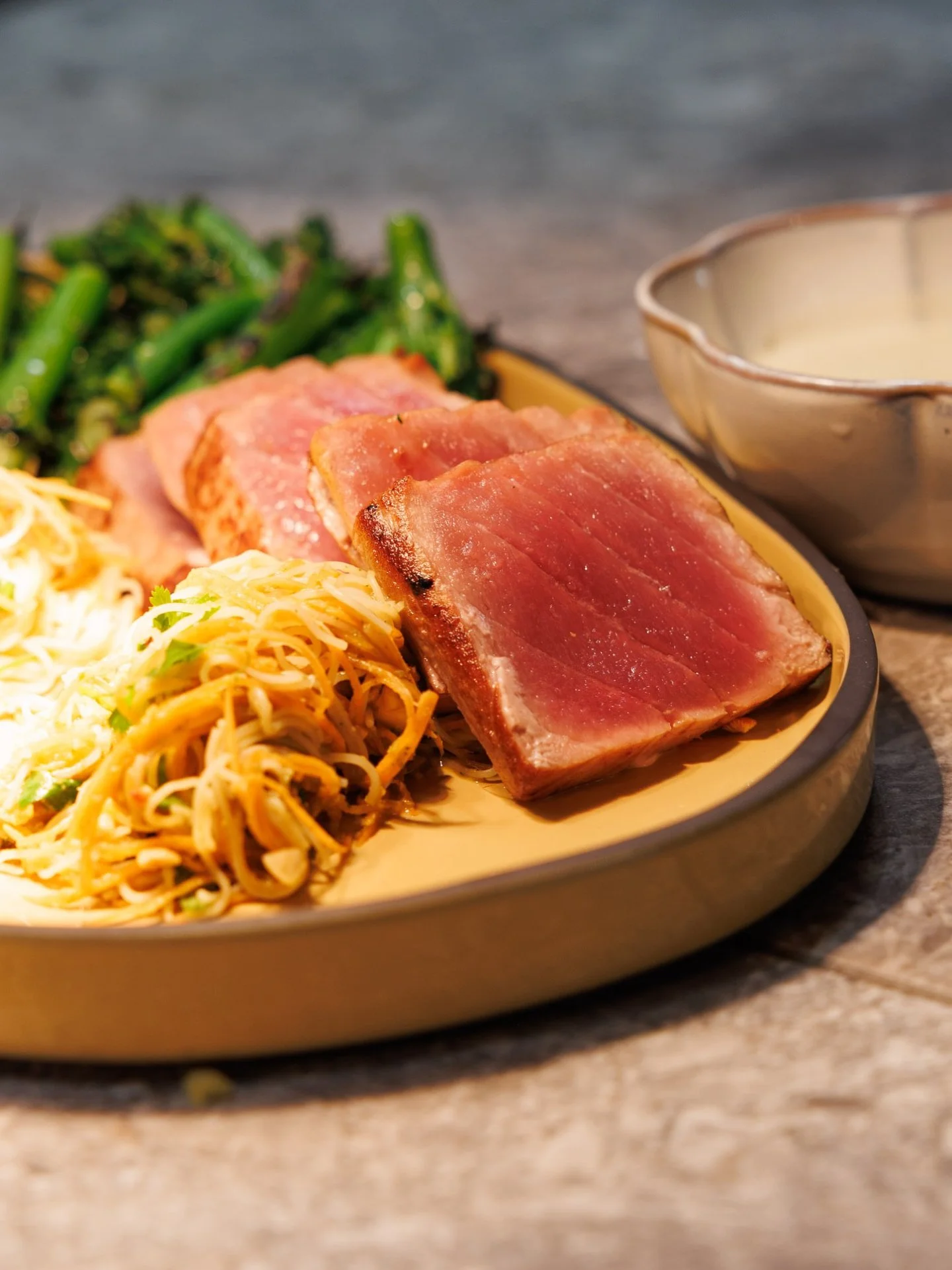 🔥 Suggestion du Moment : Version Feu Sacr&eacute; 🔥
Un thon albacore cuit au Barbecue Binchotan, accompagn&eacute; de panisses dor&eacute;es, brocoletti qui croque, coriandre fra&icirc;che, curry vert qui chatouille et salade tha&iuml; pour l&rsquo