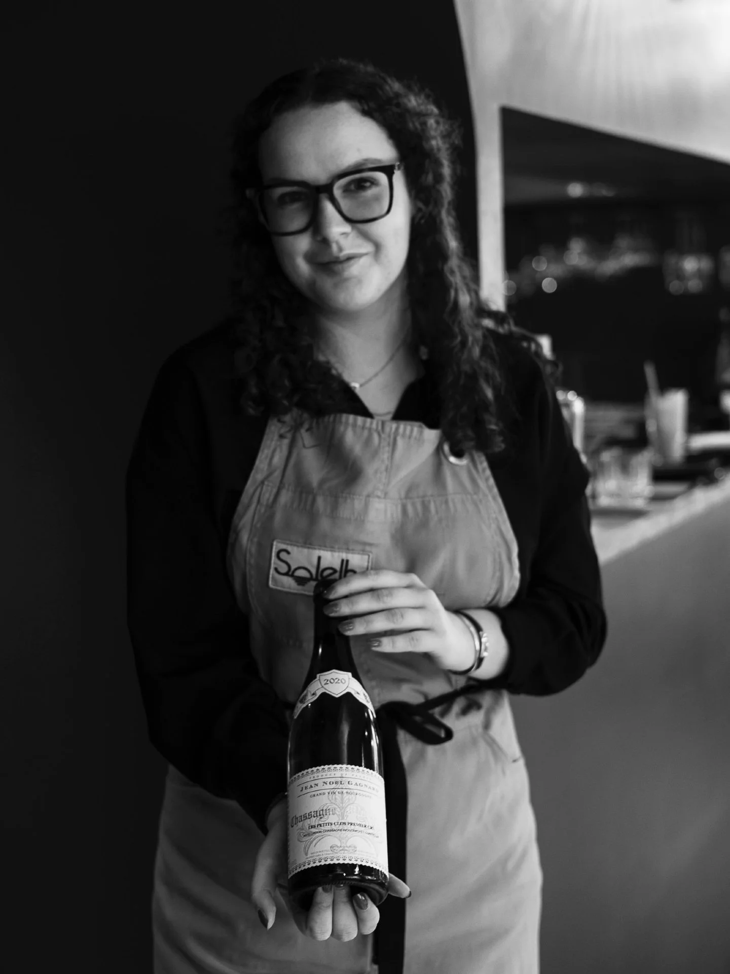 WINE NOT🍷 ?
Derri&egrave;re chaque verre, il y a Am&eacute;lie : notre Cheffe Sommeli&egrave;re experte ✨.

Toujours pr&ecirc;te &agrave; d&eacute;gainer la bouteille qui matchera l&rsquo;assiette parfaite, on dit d'elle qu'elle sait faire parler le