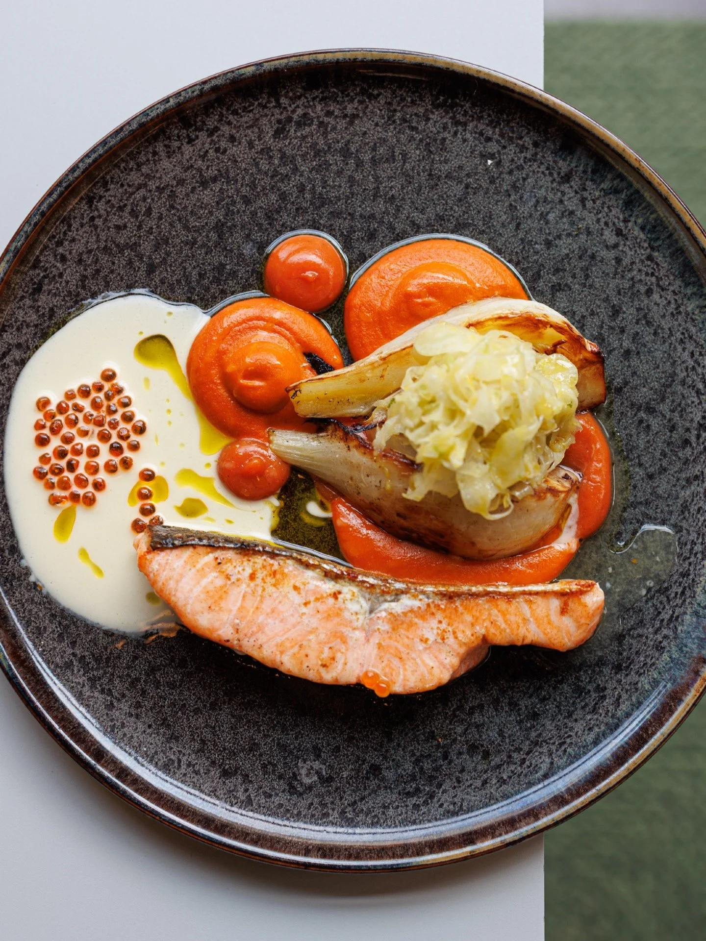 Une assiette qui ne passe pas inaper&ccedil;ue ☀️
Saumon / Fenouil / Carotte / Orange / Piment / Aneth

Un plat qui rayonne gr&acirc;ce &agrave; ses couleurs et qui r&eacute;veille l&rsquo;app&eacute;tit comme un rayon de soleil en plein service !
Tu