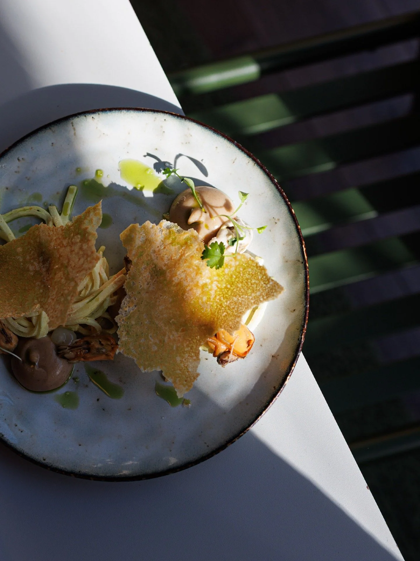 Une assiette iod&eacute;e qui sent bon les beaux jours 🌞
➤ Moule / Curry / R&eacute;moulade / C&eacute;leri rave

Un exemple de ce qui peut se glisser &agrave; la carte @solelhrestaurant 🤫.
Un menu mis &agrave; jour chaque semaine, qui &eacute;volu