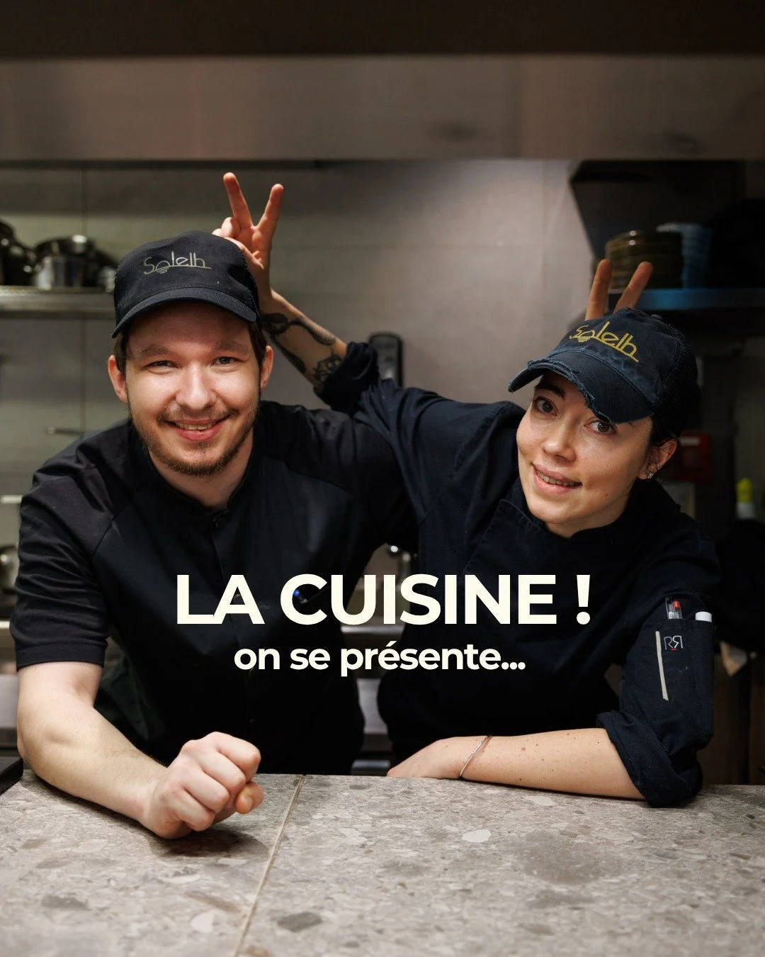 LA CUISINE 🔥 Derri&egrave;re les fourneaux de @solelhrestaurant, &ccedil;a coupe, &ccedil;a go&ucirc;te, &ccedil;a dresse&hellip; et &ccedil;a ne tient jamais vraiment en place ✌🏼.

&Agrave; la man&oelig;uvre aux c&ocirc;t&eacute;s du Chef Valentin