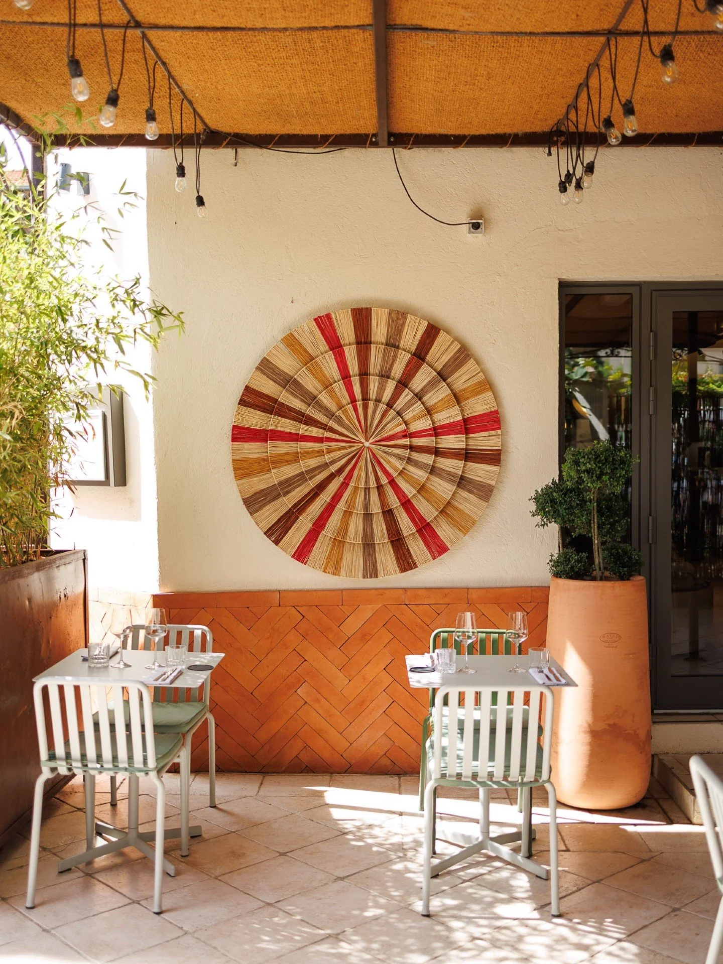 CONCOURS 🐣 Des fibres, du soleil&hellip; et un vrai bout de savoir-faire suspendu au-dessus de vos t&ecirc;tes 🌞
La Scourtinerie s&rsquo;invite &agrave; Solelh depuis 4 ans d&eacute;j&agrave; et habille terrasse &amp; patio de ses mythiques scourti