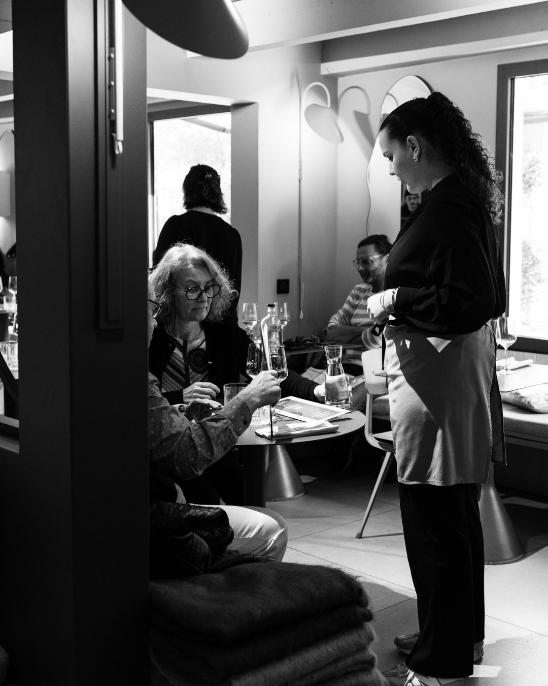 Une histoire de vins 🍷
C&ocirc;t&eacute; salle, notre Cheffe Sommeli&egrave;re veille au grain et aux bons canons.

Et la soir&eacute;e peut commencer ✨...

Solelh | Restaurant Bistronomique &agrave; l'Isle-sur-la-Sorgue
📍30 Av. des Compagnons de l