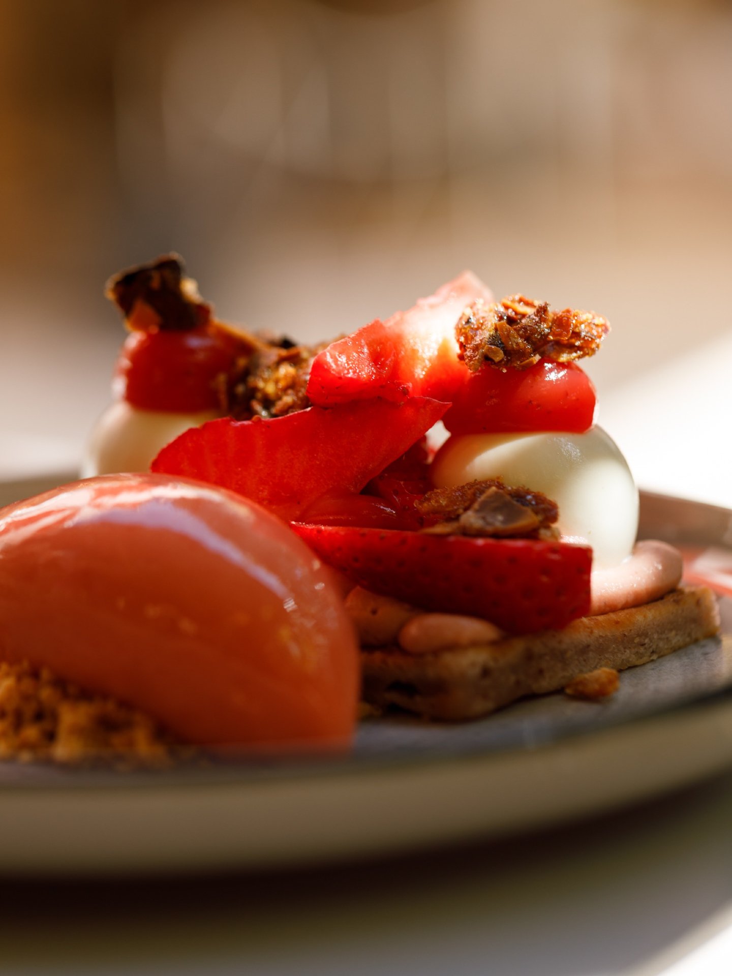 DESSERTS du Moment 🍰 Fraise VS Kiwi
Deux vibes. Deux fa&ccedil;ons de finir le repas. La douceur qui rassure ou la fra&icirc;cheur qui r&eacute;veille.

🍓 Fraise / Financier / Amande / Verveine 
🥝 Kiwi / Vanille / Th&eacute; noir / Granny / Roquet