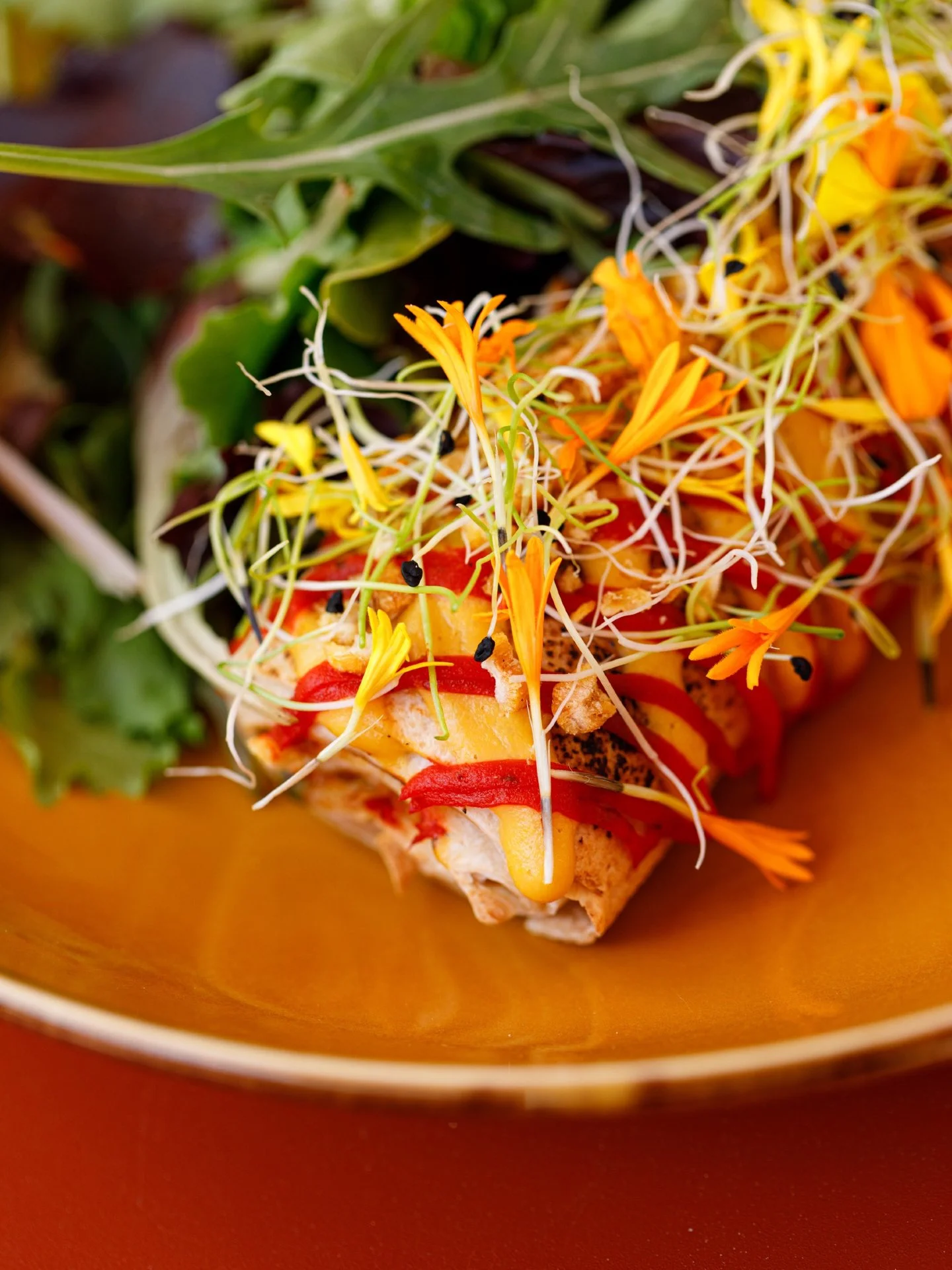 PULLED PORK en mode WRAP 
🐽 Cochon effiloch&eacute; qui fond,
🫑 poivron qui claque,
🌽 ma&iuml;s qui adoucit,
🌶️ piment qui r&eacute;veille.

&Ccedil;a roule, &ccedil;a coule, &ccedil;a se mange sans r&eacute;fl&eacute;chir.
Attention&hellip; &cce
