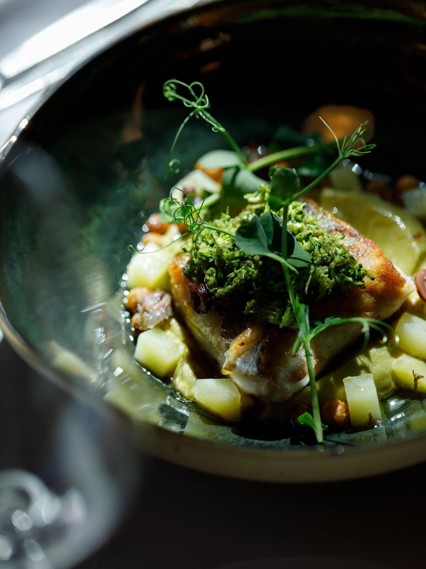 🐟 Le MERLU arrive tranquille, autour, &ccedil;a s&rsquo;organise : brocoli 🥦, pomme de terre, tahini qui arrondit, olive en last touch.

Simple en apparence&hellip; mais en bouche c'est autre chose 😍 !
Qui craque pour le fish par ici ?

Solelh | R