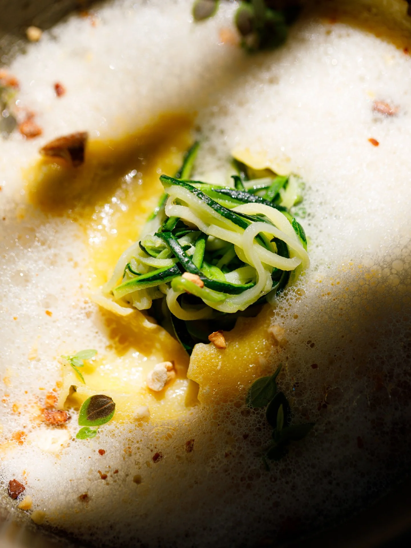 Veggie lovers 🌿 (ou pas), cette assiette va mettre tout le monde d'accord 😌💚
➤ Raviole / Ricotta / Courgette / Noix de cajou / Ail

🍷 Le Conseil d'Am&eacute;lie : &agrave; matcher sans h&eacute;siter avec un Chablis Premier Cru 2022 du @domainede