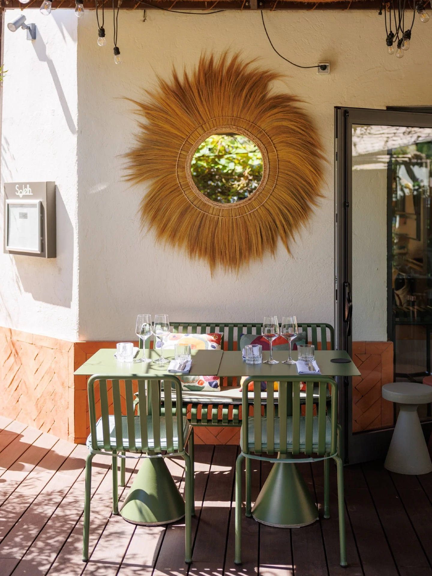🌞 Bonne nouvelle : Solelh est ouvert tous les LUNDIS MIDIS tout l'&eacute;t&eacute; ! Et &eacute;videmment on est OUVERT ce lundi de Pentec&ocirc;te 😏

Terrasse au soleil, assiette qui sent le Sud, verre bien frais&hellip; Le plus dur sera peut-&ec