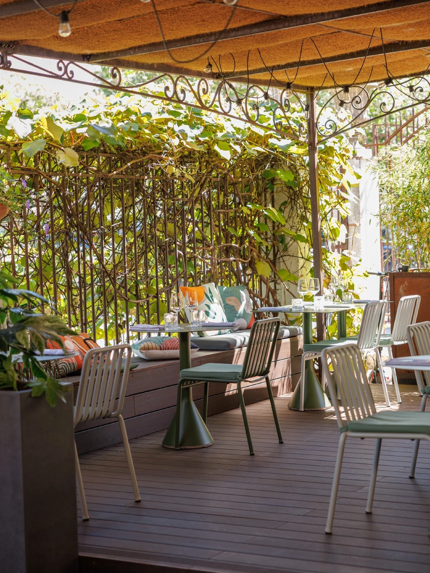 Septembre n&rsquo;a pas dit son dernier mot 🤫
Terrasse ventil&eacute;e, patio climatis&eacute; : de quoi s&rsquo;attabler au frais sans faire une croix sur son bain de soleil 🌞.

On prolonge l&rsquo;&eacute;t&eacute; dans l&rsquo;assiette&hellip; e