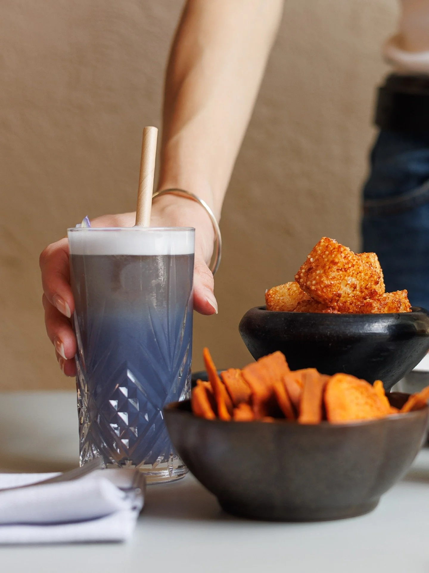 Petit tour des tapassiettes &agrave; piocher en ce moment &agrave; @solelhrestaurant 😋

➤ Dadinho / Tapioca / Parmesan 🧀
➤ Muhammara / Poivron 🫑 / Crackers
➤ Panisse / Curry noir / Yaourt grec / Persil 🌿
➤ Hu&icirc;tres Boutrais n&deg;3 / Passion