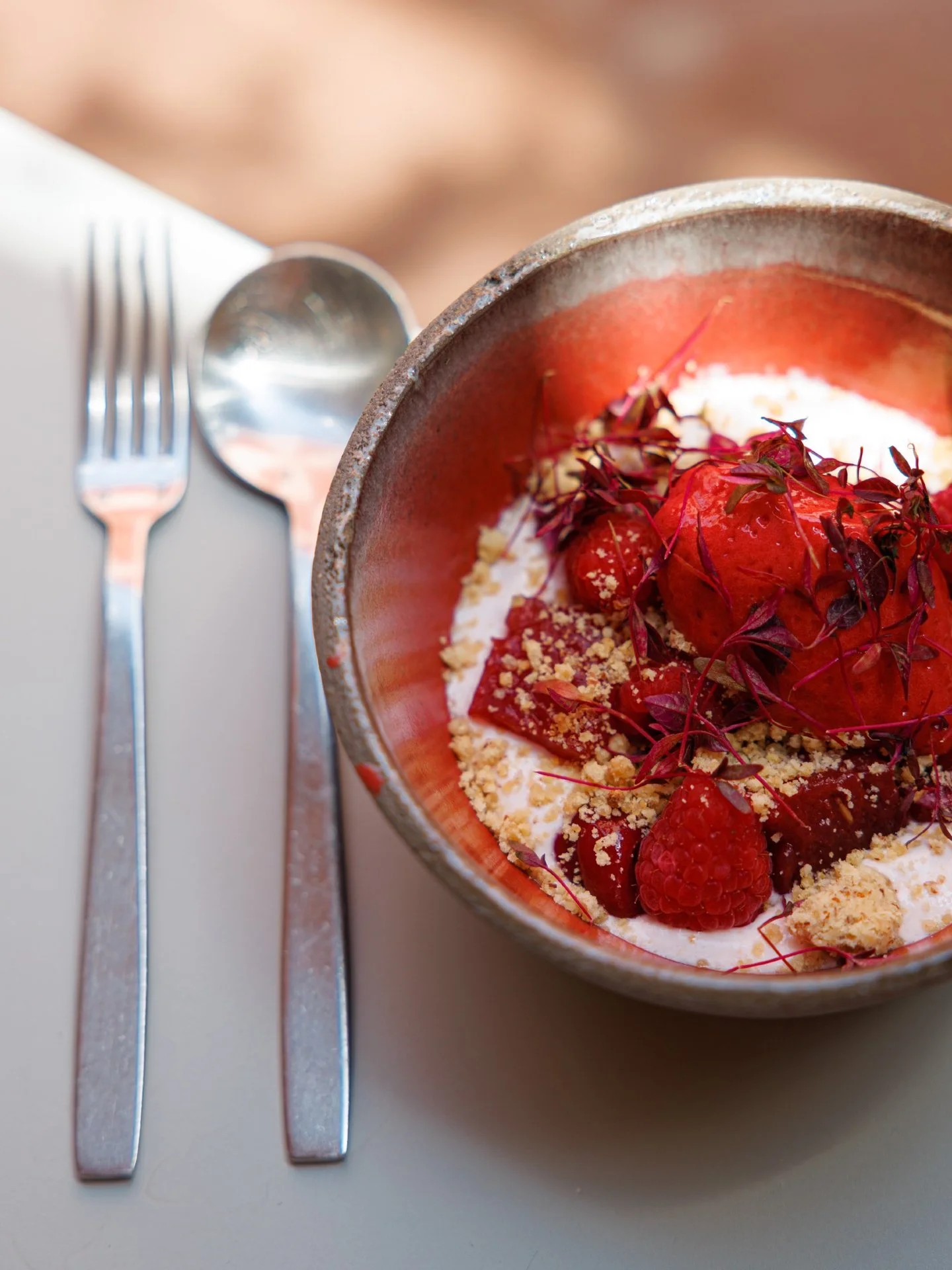 Une finale tendresse qui voit la vie en Rose 💗
Framboise / Past&egrave;que / Yaourt / Hibiscus 🌺 / Amande

Un dessert &agrave; TOM-BER, o&ugrave; les cuill&egrave;res sont pr&ecirc;tes &agrave; &ecirc;tre d&eacute;gain&eacute;es 🤫.

Solelh | Resta