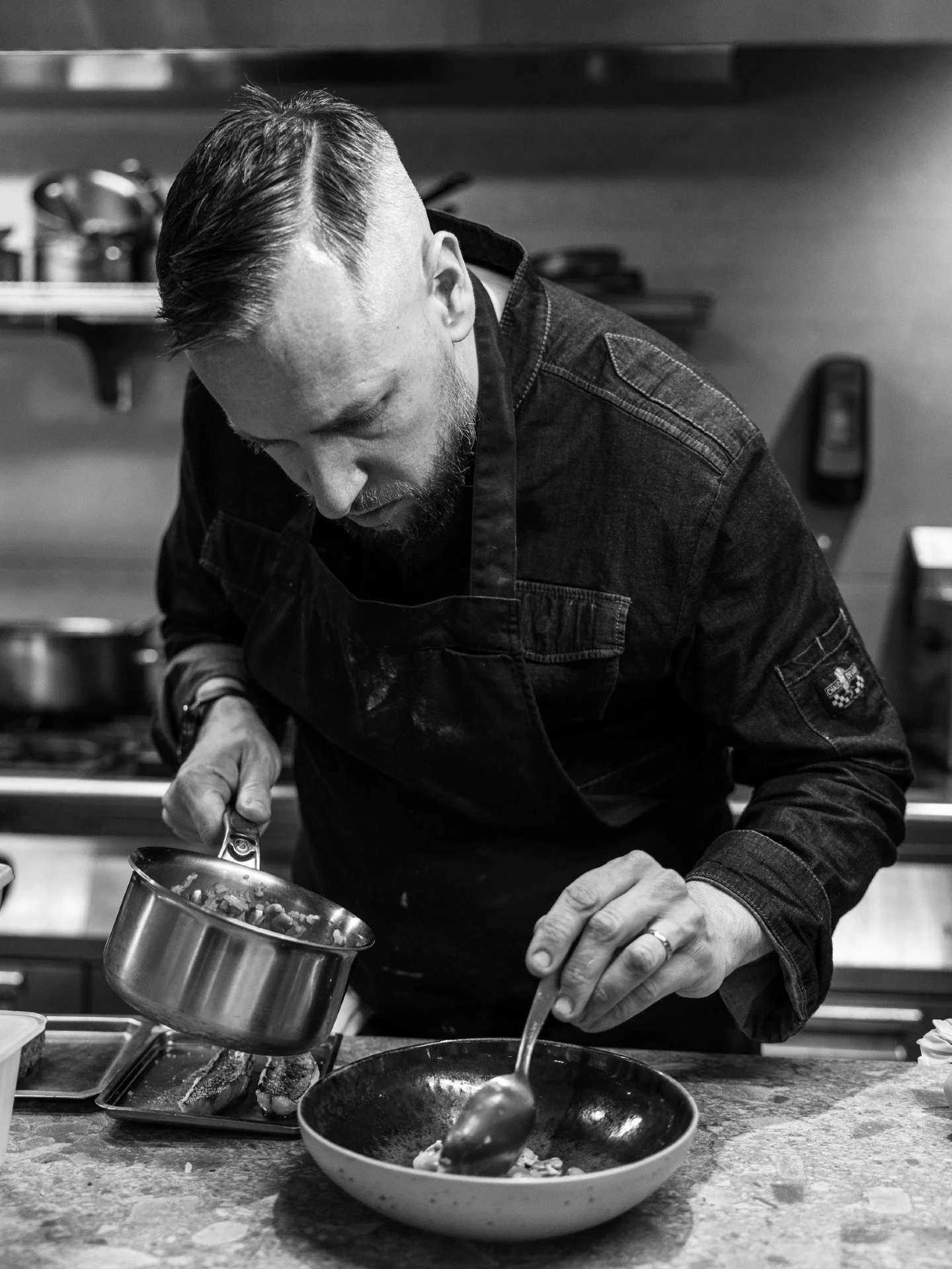 Pris la main dans l&rsquo;assiette 👀

Aux fourneaux, le Chef @valentinfeche ficelle, peaufine et dresse ses assiettes jusqu&rsquo;aux derniers d&eacute;tails...
Quelques gestes bien rod&eacute;s, un peu de concentration et beaucoup de gourmandise av