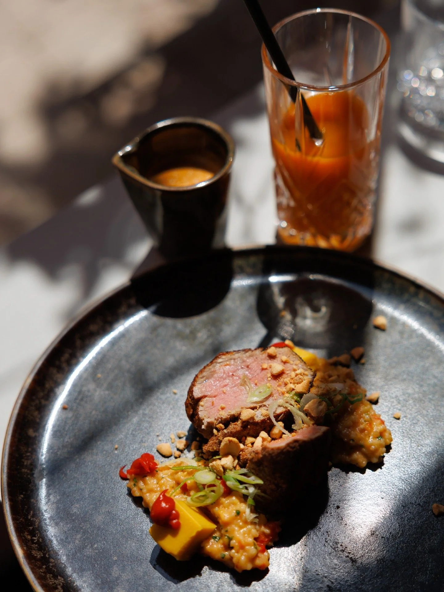 Le filet mignon sort le grand jeu 🔥
Porc, satay, poivron, ma&iuml;s... Une assiette qui emm&egrave;ne les papilles voir du pays 😏.

&Agrave; saucer jusqu&rsquo;&agrave; la derni&egrave;re goutte 😋.

Solelh | Restaurant Bistronomique &agrave; l'Isl