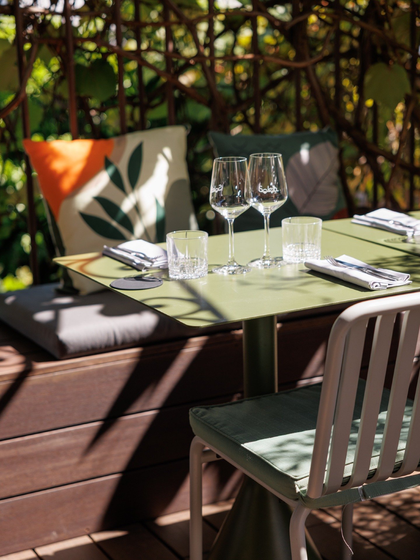 PICK YOUR SPOT 👀

🌞 Team terrasse pour les ap&eacute;ros qui s'&eacute;ternisent
🌿 Team patio pour chiller bien &agrave; l'ombre
❄️ Team salle climatis&eacute;e pour rester bien au frais

Et toi, tu t'installes o&ugrave; 😉 ?

Solelh | Restaurant 