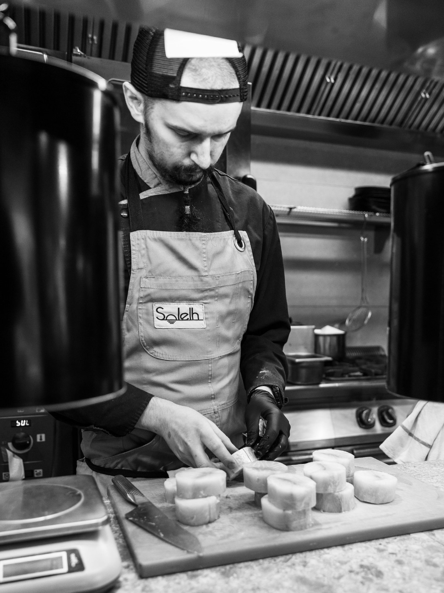 Si la cuisine de Solelh garde le rythme, c'est aussi gr&acirc;ce &agrave; lui 😏😎
&Eacute;RYC, sous-chef, infatigable, pr&eacute;cis et toujours au taquet.

Pas le plus bavard au premier abord&hellip; jusqu'&agrave; ce qu'il l&acirc;che une vanne qu