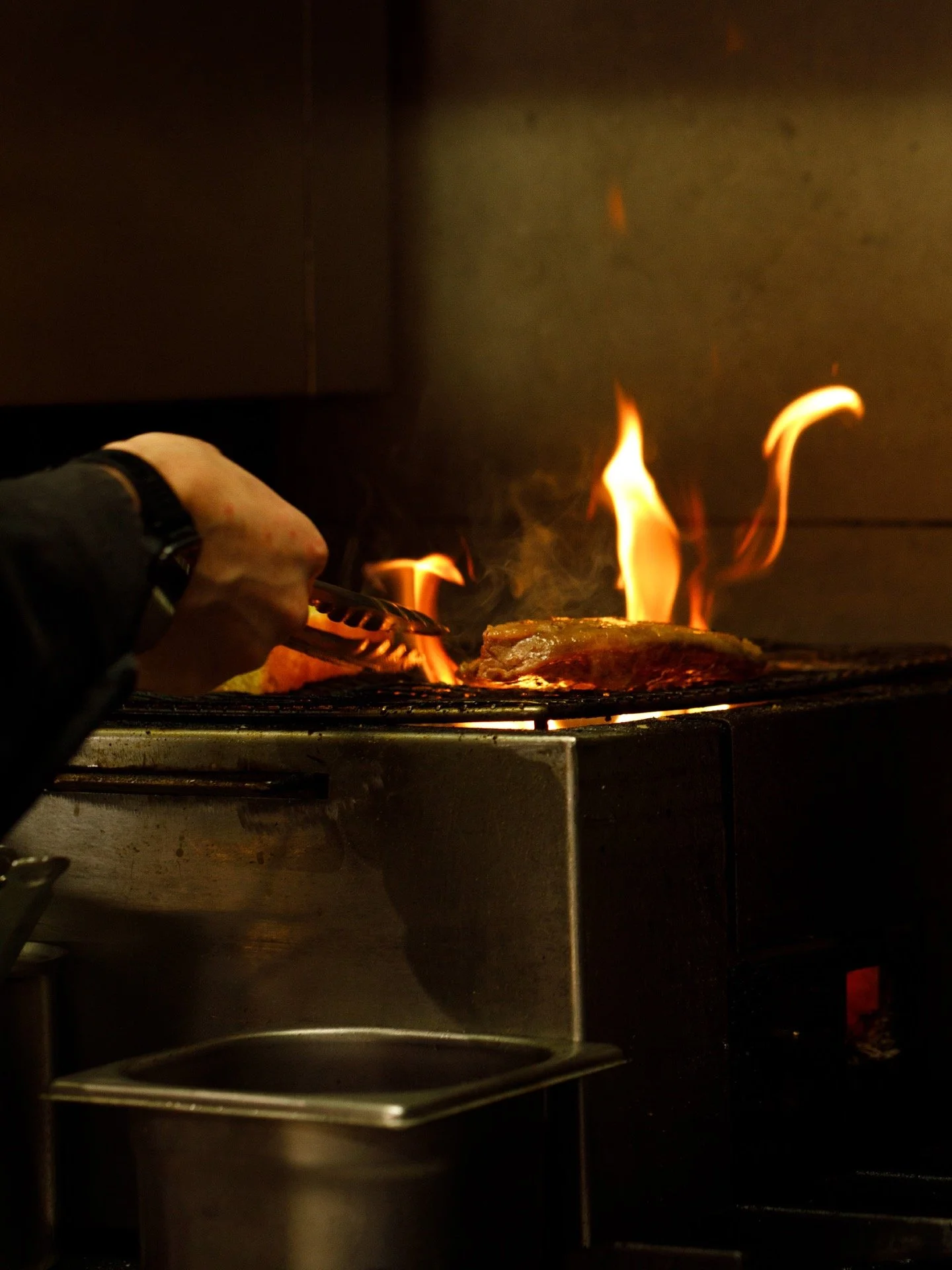 En ce Moment, &ccedil;a chauffe au BINCHOTAN 🔥 avec le retour de la PICANHA de B&oelig;uf !
Elle passe sur les braises, prend juste ce qu&rsquo;il faut de fum&eacute; et s&rsquo;entoure d&rsquo;une bande qui sent bon le Br&eacute;sil 🇧🇷 : Haricot 