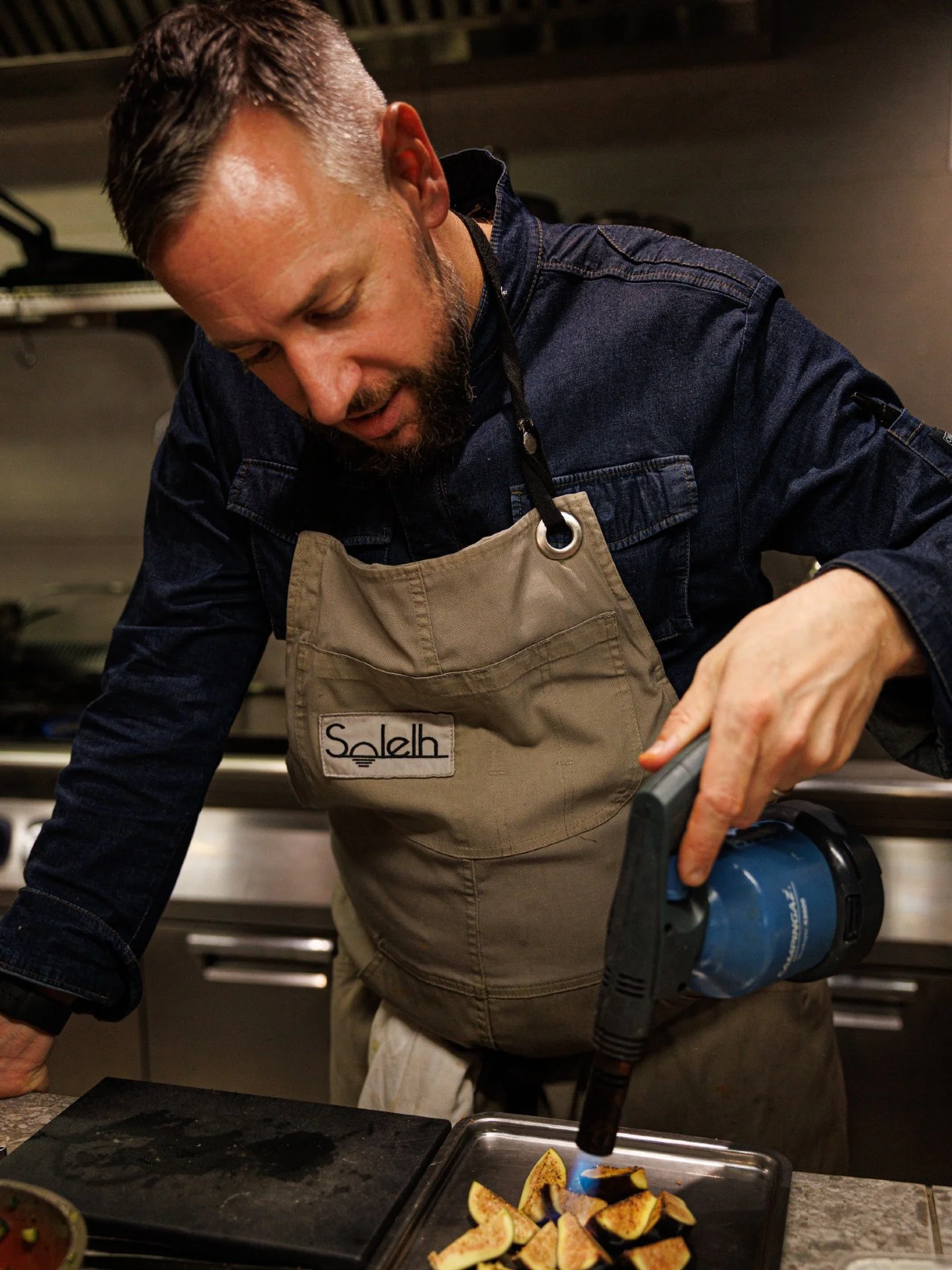 D&eacute;j&agrave; plus d&rsquo;un an aux commandes de la cuisine de Solelh 🔥
Le Chef Valentin  F&egrave;che donne le rythme en cuisine, imagine les assiettes, pousse la brigade tout &ccedil;a dans une chouette ambiance&hellip; et visiblement en cui