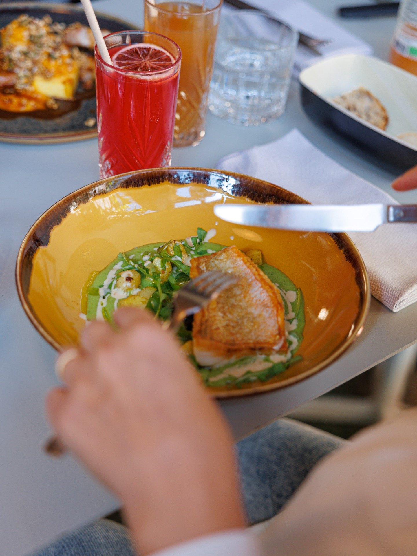 Le Midi en semaine, on fait avec ce que LE MARCH&Eacute; fait de mieux 👀
Une formule qui change au gr&eacute; des arrivages, des saisons et des envies du Chef &amp; sa brigade.

🍽️ Plat + dessert = 28 &euro;
Les jeudis &amp; vendredis midi.

Vous v