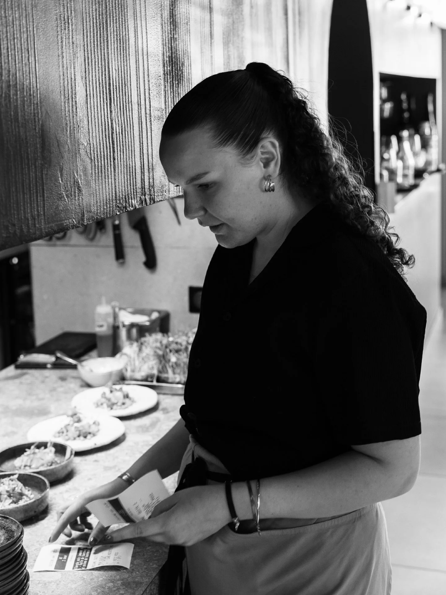 Am&eacute;lie, c&rsquo;est notre Sommeli&egrave;re🍷 | Passionn&eacute;e de belles quilles, toujours pr&ecirc;te &agrave; d&eacute;nicher celle qui fera mouche, elle accompagne vos plats avec justesse et sans jamais en faire des caisses.

Ajoutez &ag