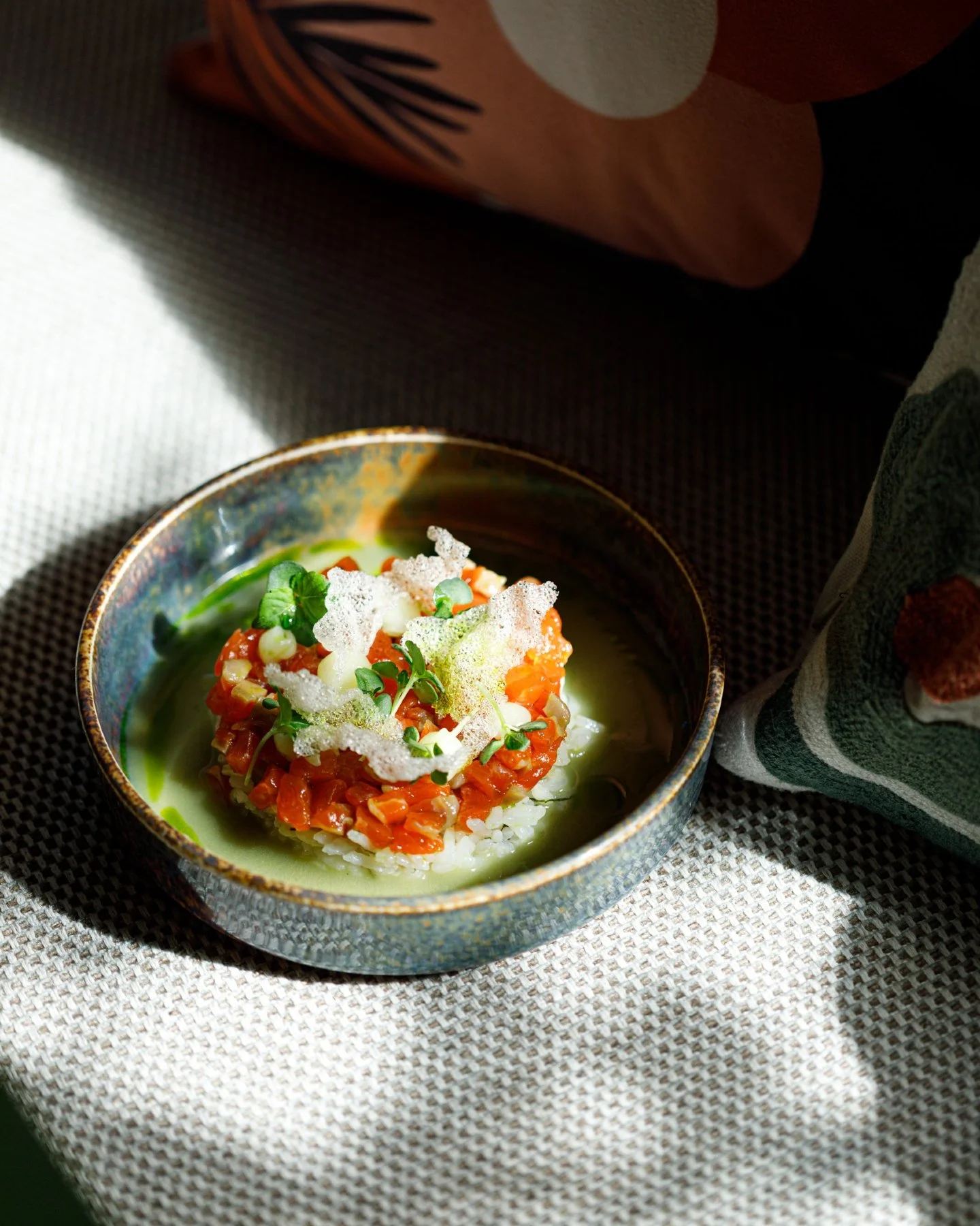 🐟 La truite de L'Isle/Sorgue prend des airs japonais !

En gravlax, elle joue la carte de la douceur, pendant que le riz vinaigr&eacute;, le yuzu et le concombre viennent r&eacute;veiller tout ce petit monde.

😉 Une entr&eacute;e bien fra&icirc;che