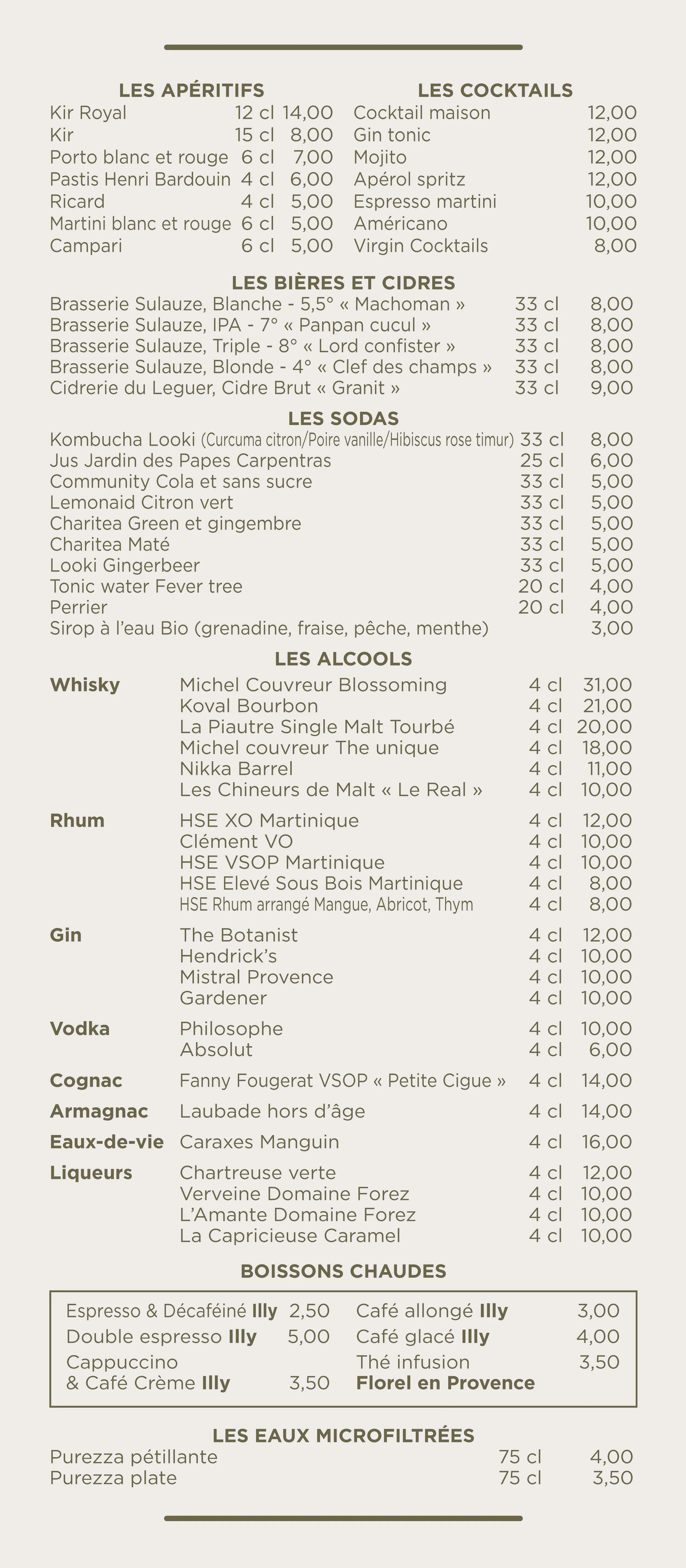 Une carte de menu en français avec différentes sections : apéritifs, bières et cidres, sodas, alcools, boissons chaudes et eaux microfiltrées. La liste comprend des cocktails, bières, sodas, spiritueux, vins, et autres boissons avec leurs prix.