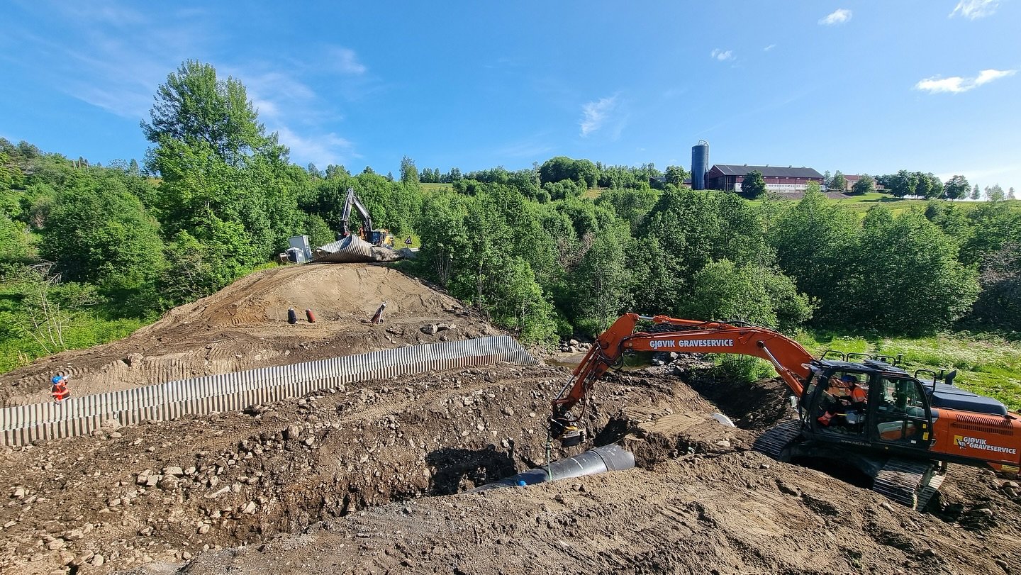 Mandag og ny uke i Gj&oslash;vik Graveservice 📯 
P&aring; Mustad er vi godt igang med arbeidet for Innlandet Fylkeskommune. Her skal vi grave ut ca. 4000m3 masse, legge om elva i midlertidig elvel&oslash;p og rive eksisterende 4000mm st&aring;lkulve