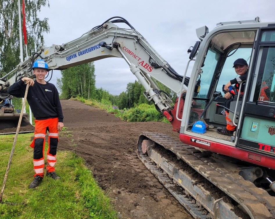 I skrivende stund er Gj&oslash;vik Graveservice i sving p&aring; totalt 11 steder fra &Oslash;yer i nord til Raufoss i s&oslash;r 💪⛓️
Bildet viser flinke Laurits og Anders som legger siste h&aring;nd p&aring; verket etter et gravearbeid i forbindels