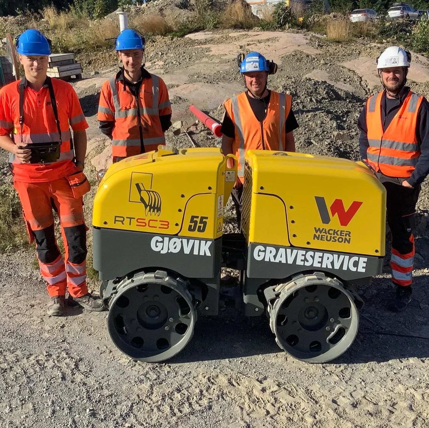 Rett utstyr til rett arbeidsoppgave er viktig for Gj&oslash;vik Graveservice 🛺 Se v&aring;r nye gr&oslash;ftevals! ⚙️💪 Den smarte, fjernstyrte gr&oslash;ftevalsen levert av @beckmaskinas er ideell til komprimering av sammenhengende jord 🏗️ 
Helge,