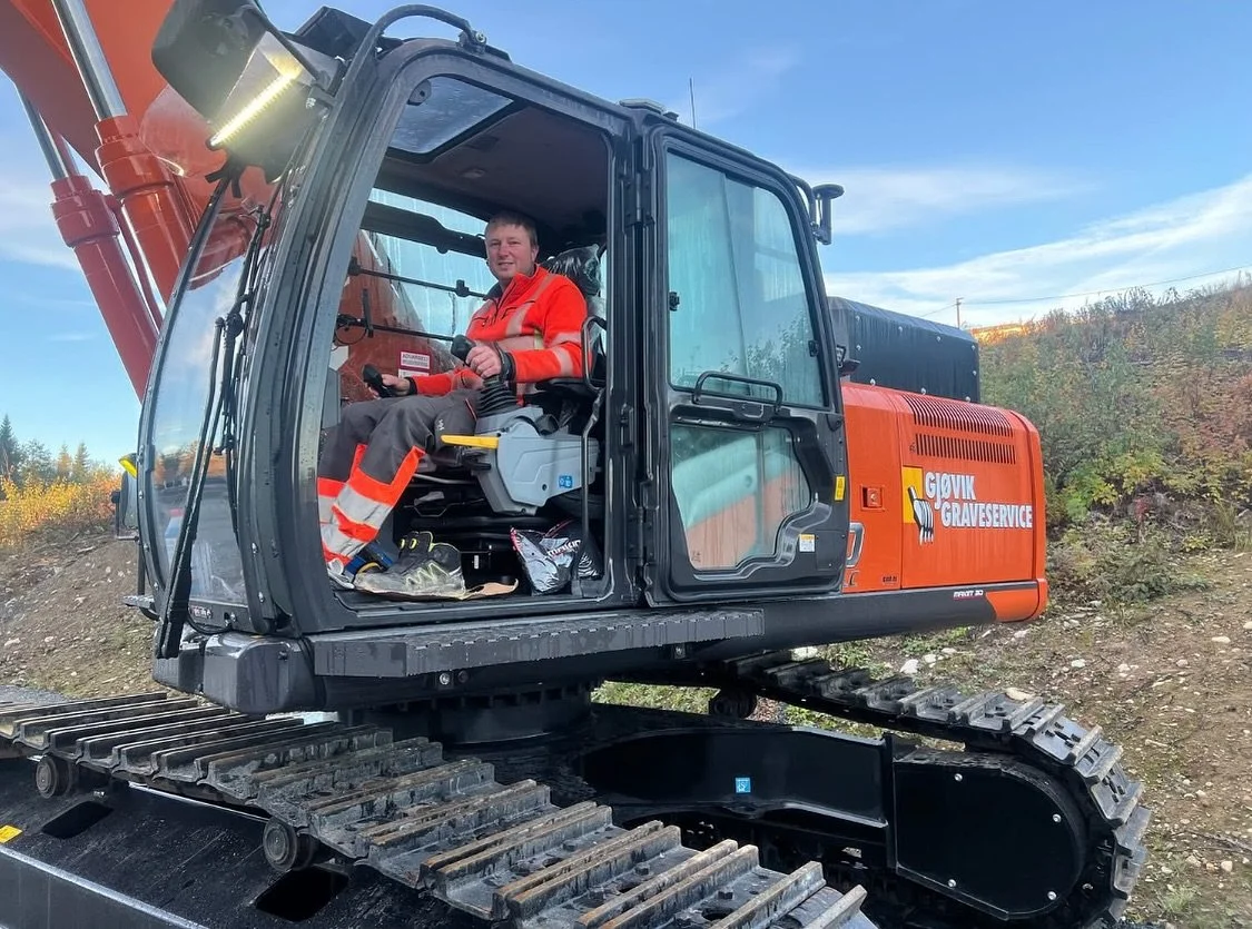 Ny Hitachi ZX300LC-7! ⚙️Utstyrt med Gjerstad-skuffer og Rototilt RC8 med QC. Storforn&oslash;yd maskinf&oslash;rer, Morten Bekkelund, bak spakene i nye 300en. Vi gratulerer med ny og skikkelig grom redskap og takker samtidig Roar ved Nasta for en hyg