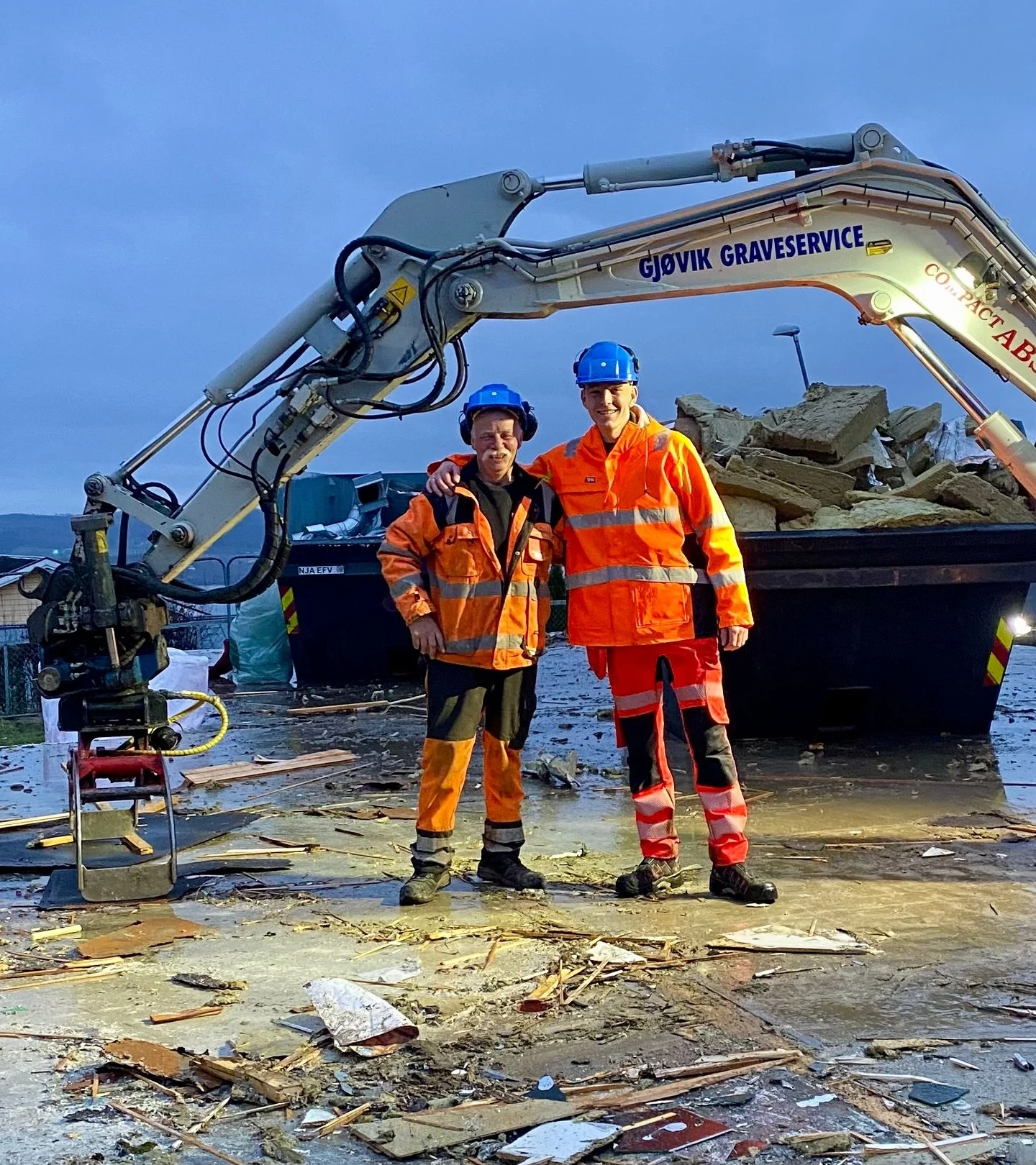 R I V I N G 🏗️
Tidligere Vindingstad barnehage skal rives og barnelatter er byttet ut med gravemaskindur. Arbeidet g&aring;r som en lek som seg h&oslash;r og b&oslash;r p&aring; et slikt sted😉⛓️&zwj;💥Takk for tilliten @gjovikkommune 👷🏻&zwj;♀️
.
