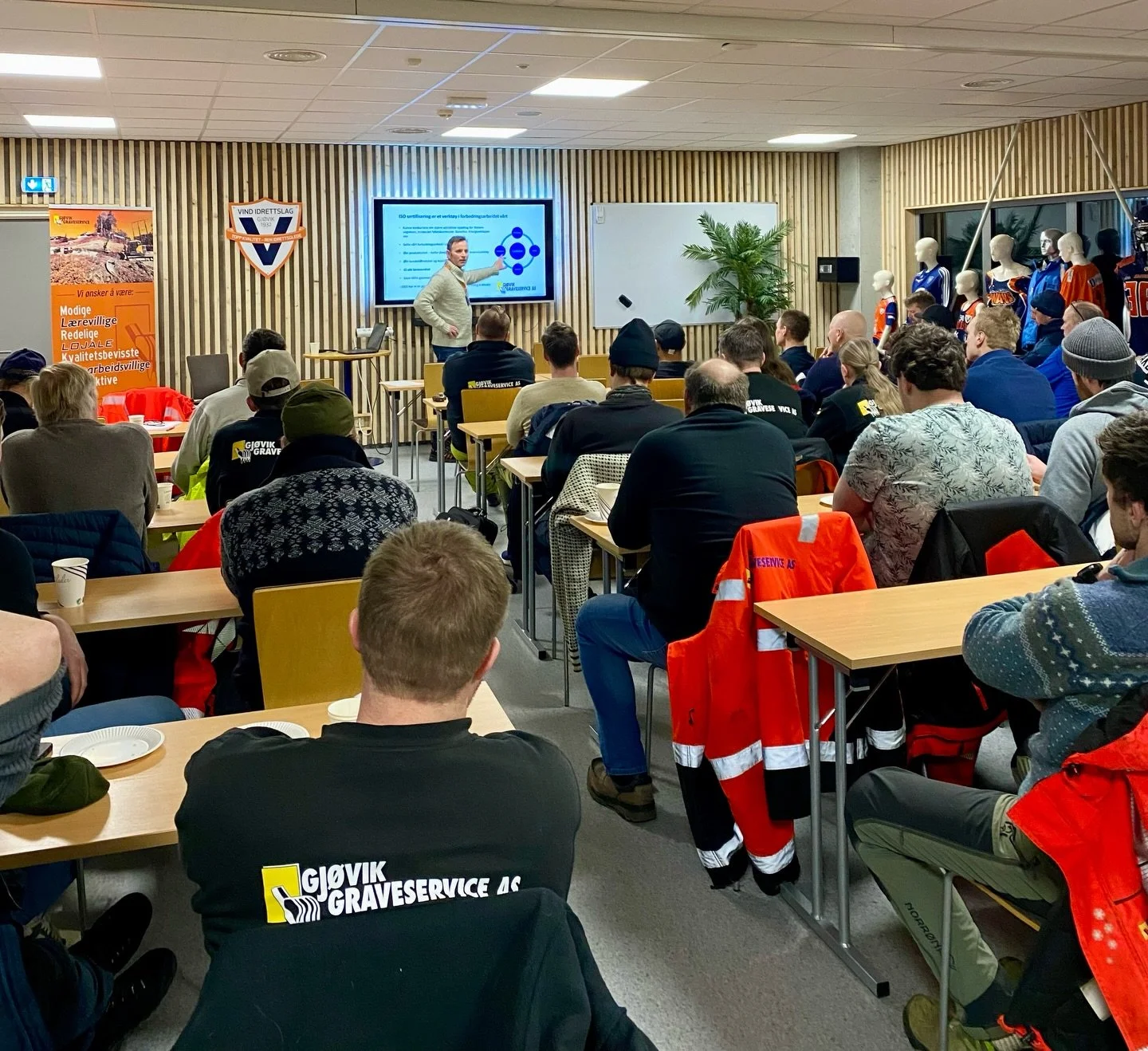 Gj&oslash;vik Graveservice har igjen gjennomf&oslash;rt Kvalitet/HMS/&Oslash;konomi-dag! 👨&zwj;🎓📚Kompetanse bygges dag for dag! 💪 GGS-gjengen &oslash;nsker alle en riktig god helg! 🪩
.
.
📸: Gj&oslash;vik Graveservice AS
.
.
#gj&oslash;vikgraves