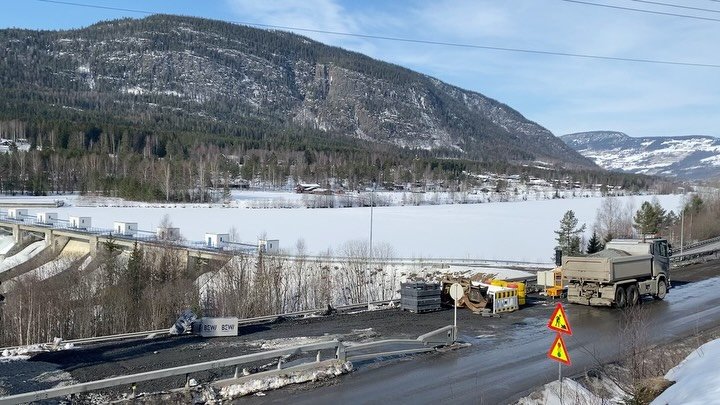 I &Oslash;yer er vi stadig i sving med &aring; legge vann og avl&oslash;p i grunnen og gang-og sykkelveg p&aring; topp. Prosjekteringen og gjennomf&oslash;ringen g&aring;r etter planen og vi hilser til alle andre i bransjen - det begynner &aring; bli