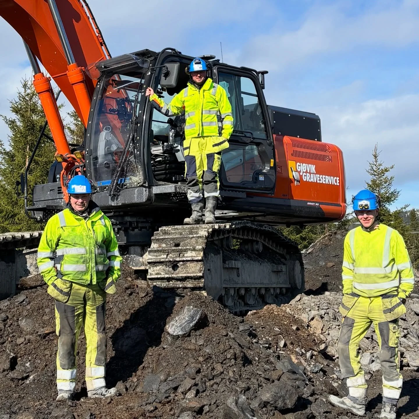 Gj&oslash;vik Graveservice er h&oslash;yt og lavt og n&aring; ogs&aring; i de dype skoger p&aring; Skyberg i Mustadmarka i Gj&oslash;vik. Her foreg&aring;r arbeidene ved Statnetts transformatorstasjon hvor Elvia har hyret oss til grunnarbeidet.
Her g