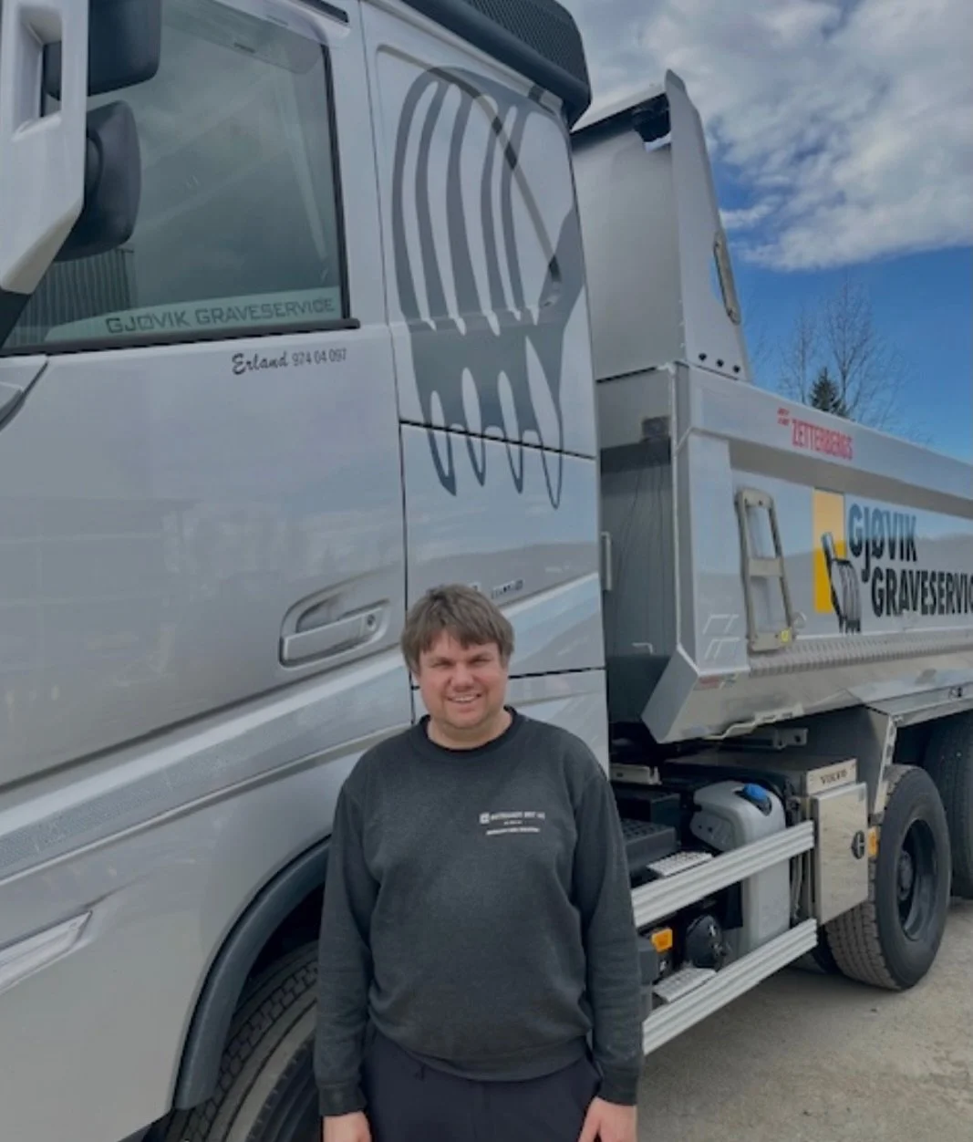 Mandag og ny uke i Gj&oslash;vik Graveservice! 💪 Her ser du v&aring;r egen Erland - mer kjent som M&oslash;ller&rsquo;n - med ny Volvo lastebil! FOR ei stasvogn og igjen nydelig profilert av @abm.reklame 👏
Vi gratulerer M&oslash;ller&rsquo;n med ny