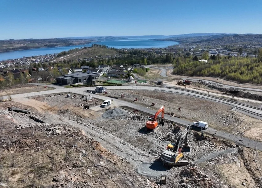 Gj&oslash;vik Graveservice ruller videre inn i mai m&aring;ned ☀️🇳🇴
Her ser vi flotte dronebilder fra &Oslash;verbylia/&Aring;skollen p&aring; Gj&oslash;vik hvor vi opparbeider 9 tomter og 2 lekeplasser for @obosblockwatne_  Vi boltrer oss sammen m