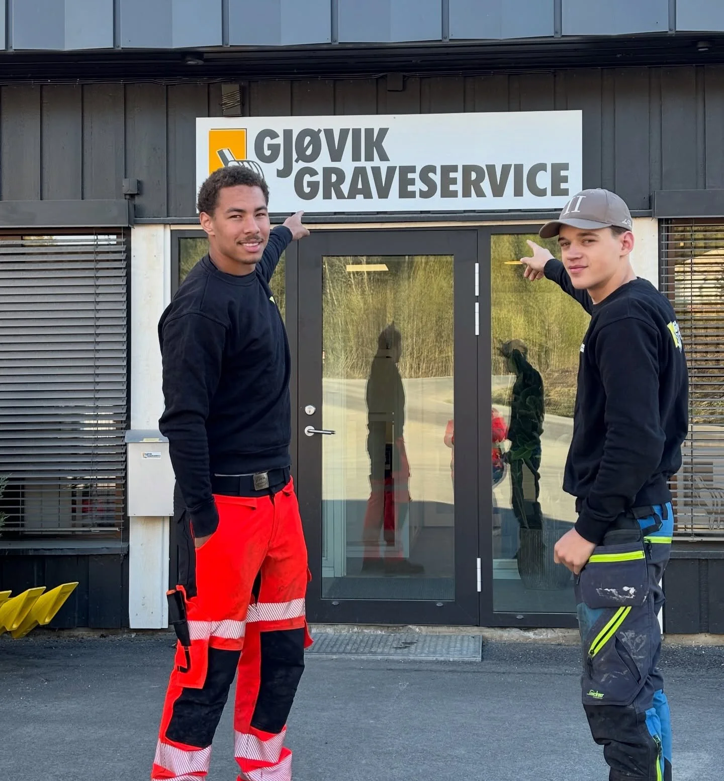 Utplassering i Gj&oslash;vik Graveservice! ⚙️👷👷&zwj;♂️👷👷&zwj;♂️
M&oslash;t Christian og Didrik (bilde 1 og 2), Max og Jesper (bilde 3 og 4). De har v&aelig;rt med oss de siste fire ukene og vi f&aring;r ikke fullrost dem!☀️Fremoverlente, interess