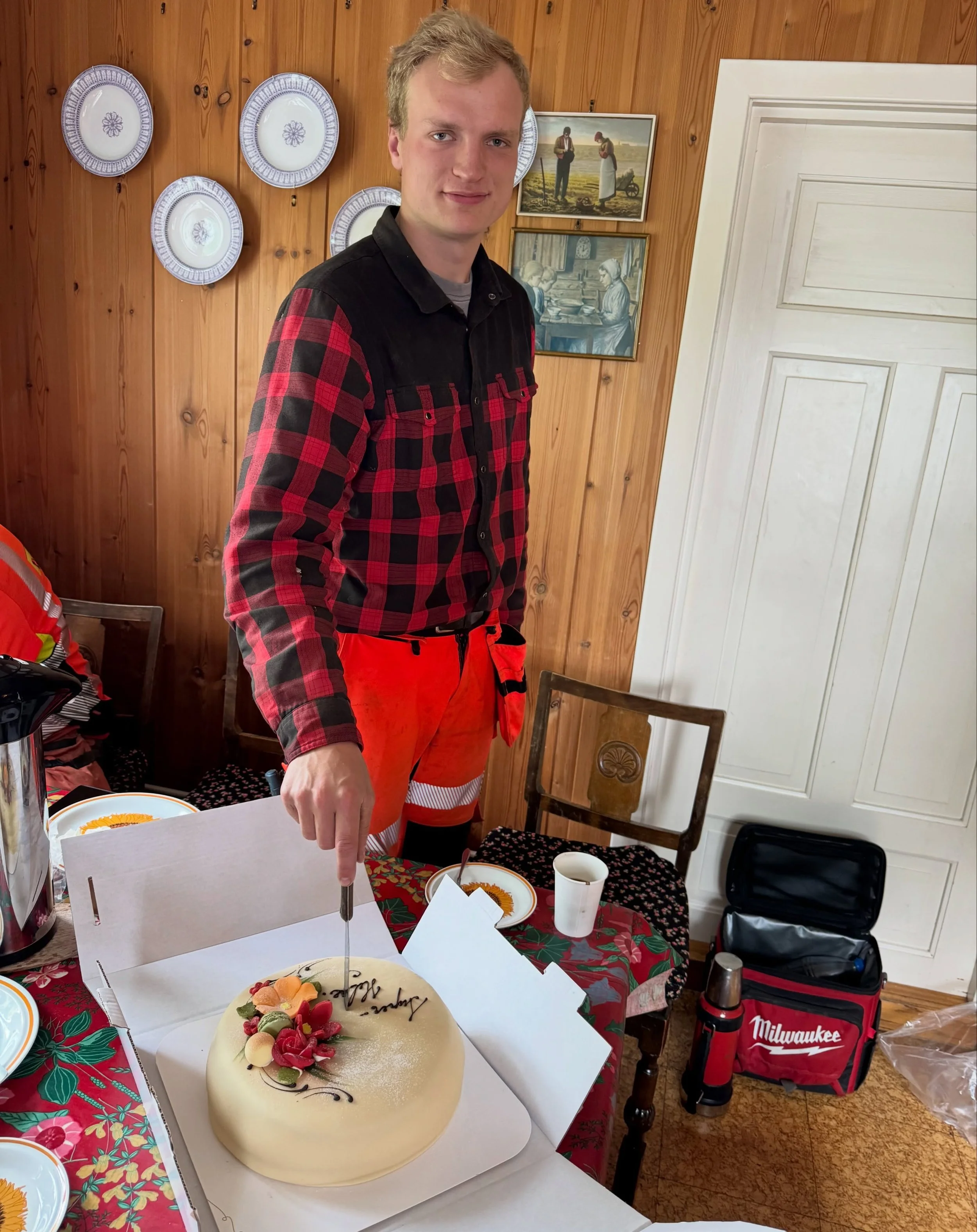 Og her ser dere Helge som den ene dagen stod opp som l&aelig;rling og kunne legge seg som maskinf&oslash;rer med fagbrev! 
Helge er en flink, l&oslash;sningsorientert og fremoverlent arbeider hos oss! Gratulerer s&aring; mye! 🏆🔖🎗️
.
.
📸: M&oslash
