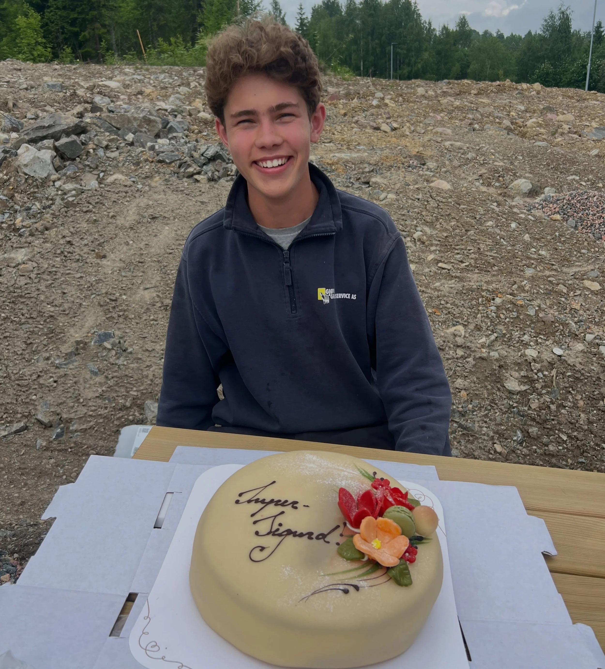 Ass&aring; vi er inni en fagbrev-b&oslash;lge her i v&aring;rt fremadstormende firma!👨🏼&zwj;🎓La oss presentere Sigurd som gikk v&aring;ren i m&oslash;te som l&aelig;rling og som n&aring; cruiser inn i sommer&rsquo;n som maskinf&oslash;rer med fagb