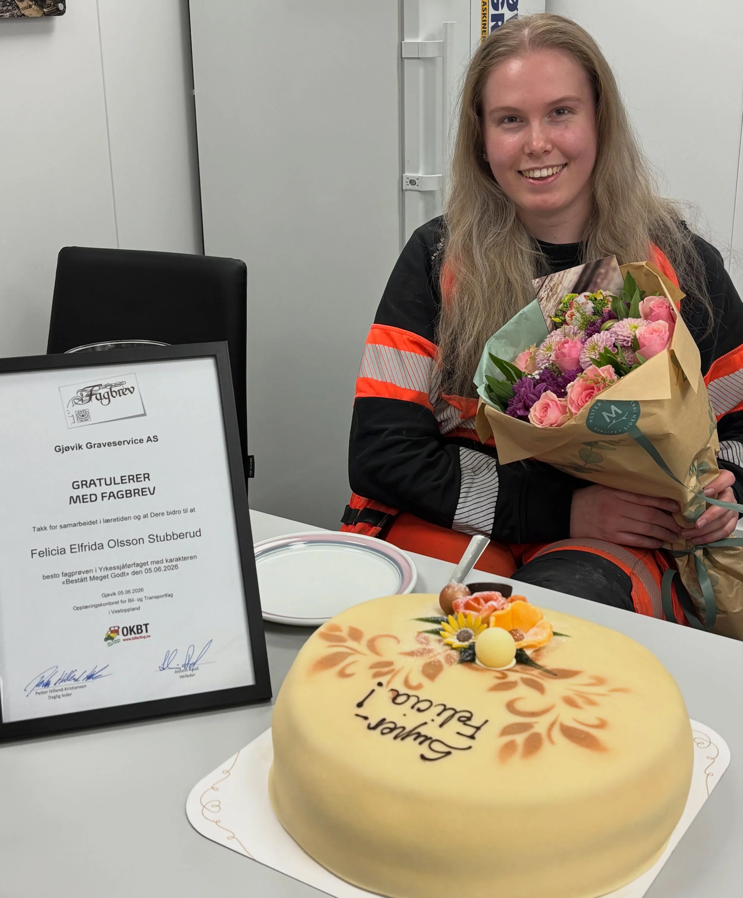 👷🏻&zwj;♀️🚚💨 Og som om det ikke var nok med det; s&aring; g&aring;r Felicia hen og tar fagbrev i yrkessj&aring;f&oslash;rfaget og f&aring;r BEST&Aring;TT MEGET GODT! 

Felicia er en flink, grundig og hardtarbeidende arbeider! Vi gratulerer s&aring