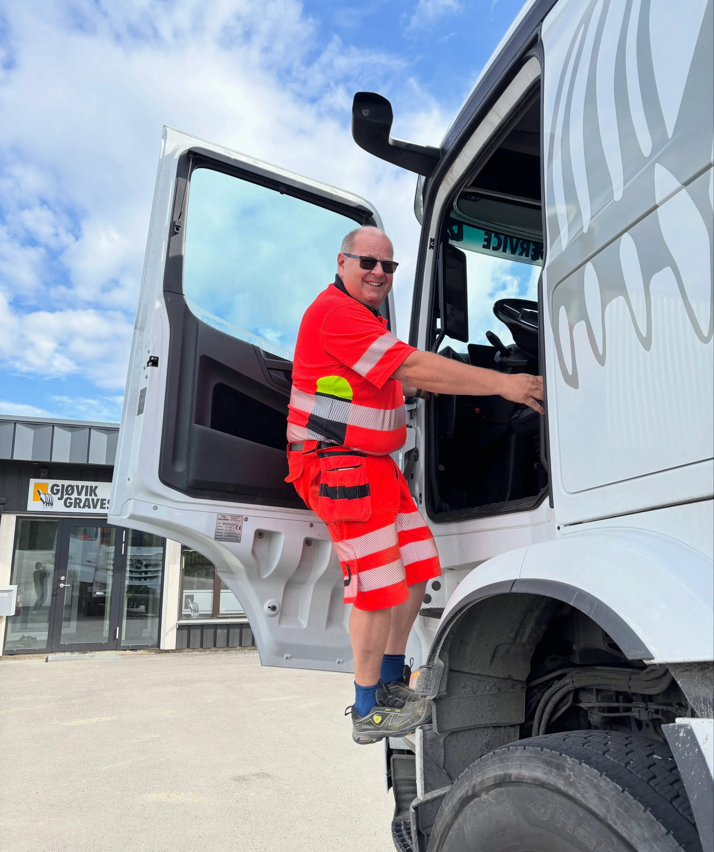 Kjetil entrer lastebilen en siste gang denne fredagen. Lastebilfl&aring;ten v&aring;r transporterer flere tusen kubikk i l&oslash;pet av en eneste uke. P&aring; denne spesielle fredagen med tronskifte i gamle Norge, &oslash;nsker vi nettopp deg en go