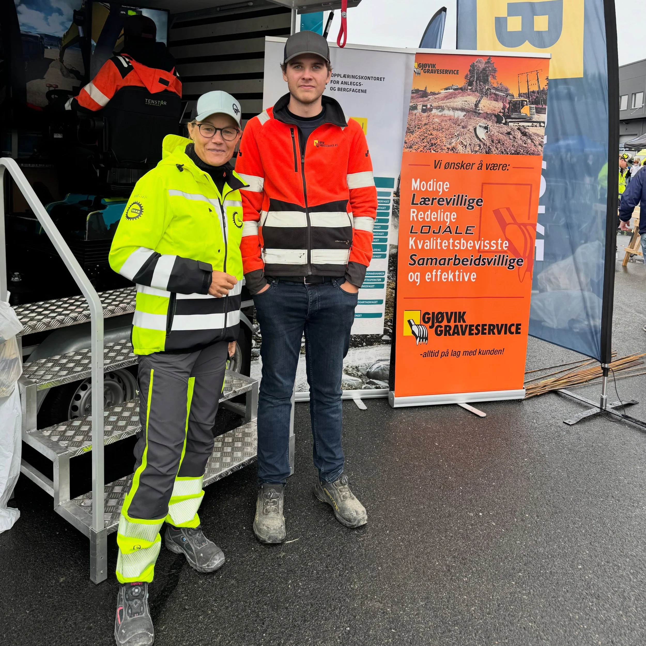 Yrkesfagdag! Gj&oslash;vik Graveservice er p&aring; stand og her ses Nina fra OKAB og v&aring;r egen l&aelig;rling Kristian! 👏

Gravemaskinsimulator er popul&aelig;rt! 👋

Gj&oslash;vik Graveservice stilte ogs&aring; med hjullaster i velkomstportal 