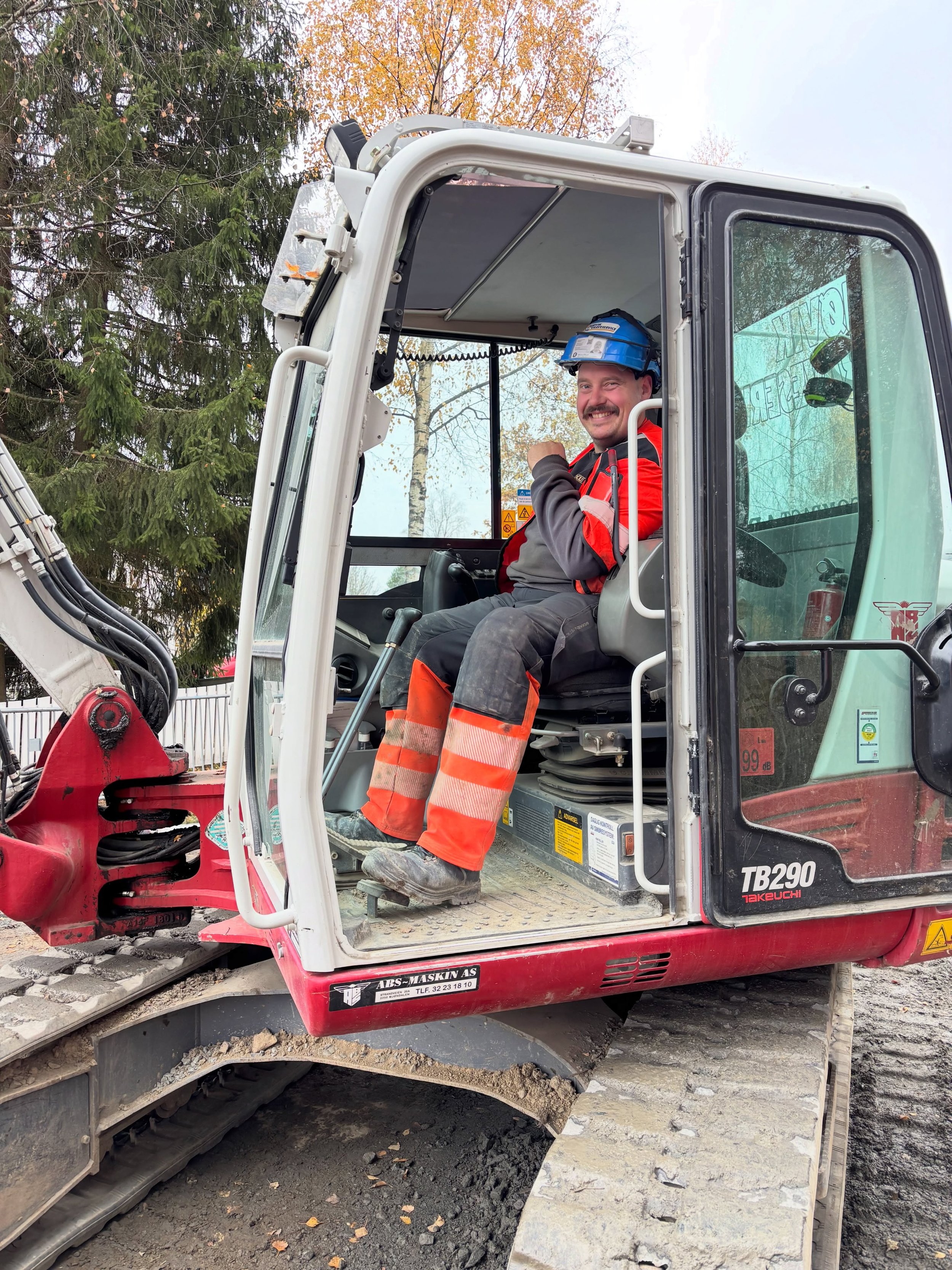 H&oslash;sten er her og varme synes fjernt, men p&aring; Raufoss er det FJERNVARME 😜
Gj&oslash;vik Graveservice er godt i gang med oppdrag for Eidsiva Bioenergi og Vestre Toten kommune hvor n&aelig;rmere 2 kilometer fjernvarmer&oslash;r legges ned i