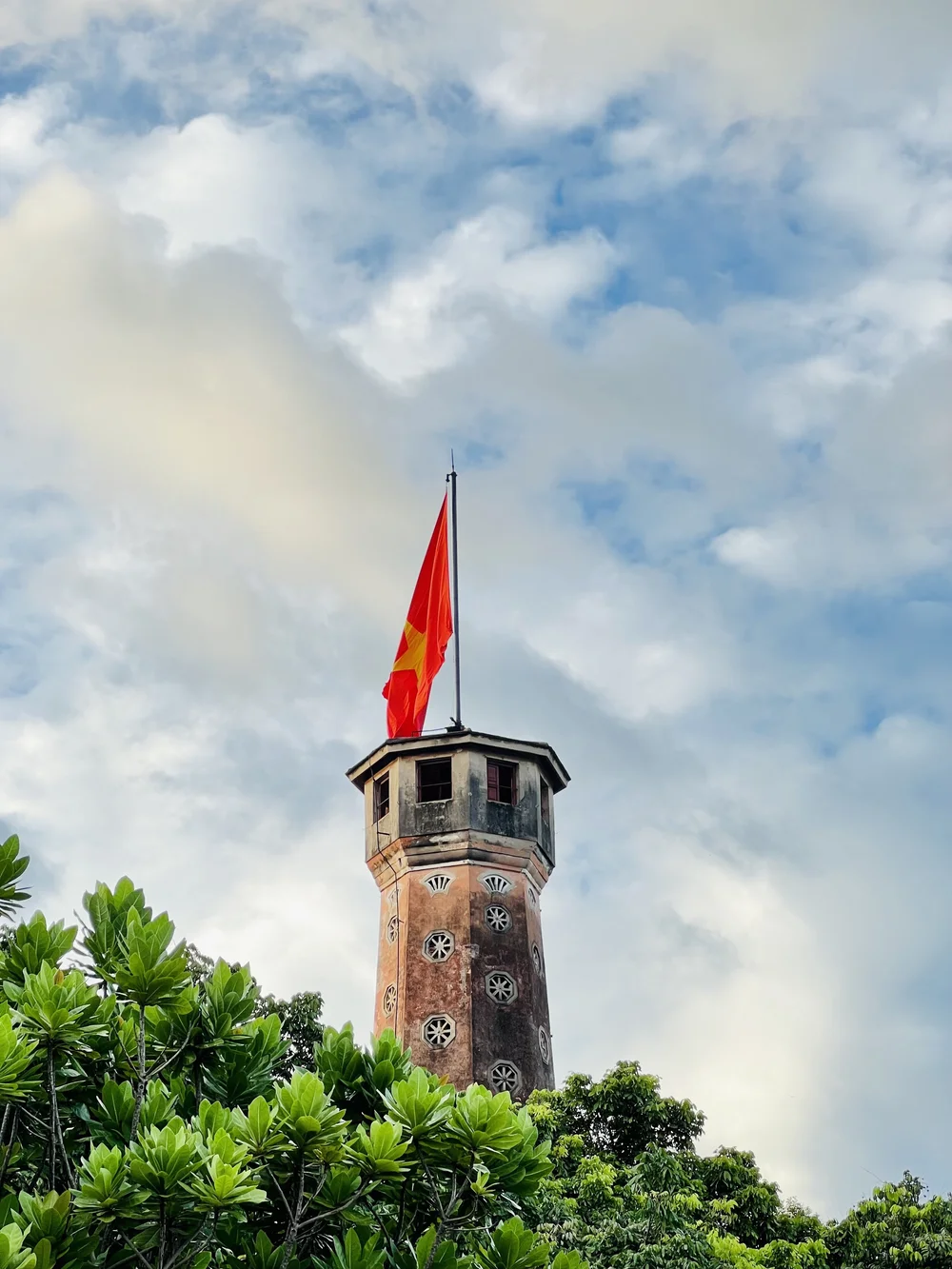 Untitled (flag of Vietnam), Caleb Theil, 2022