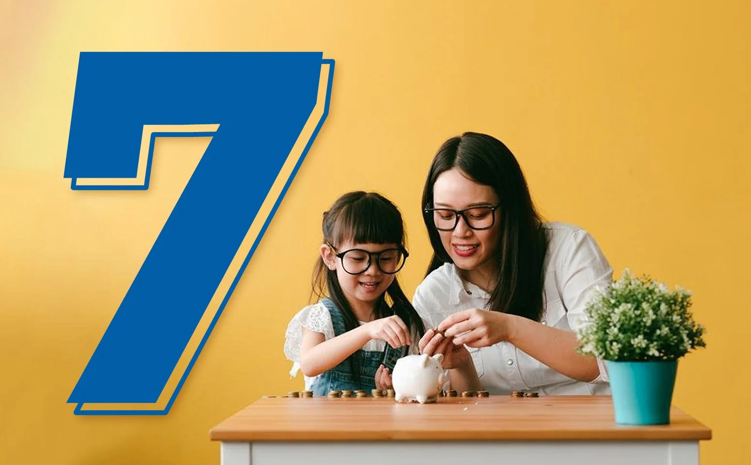 Una mamá enseñando el ahorro a su hija